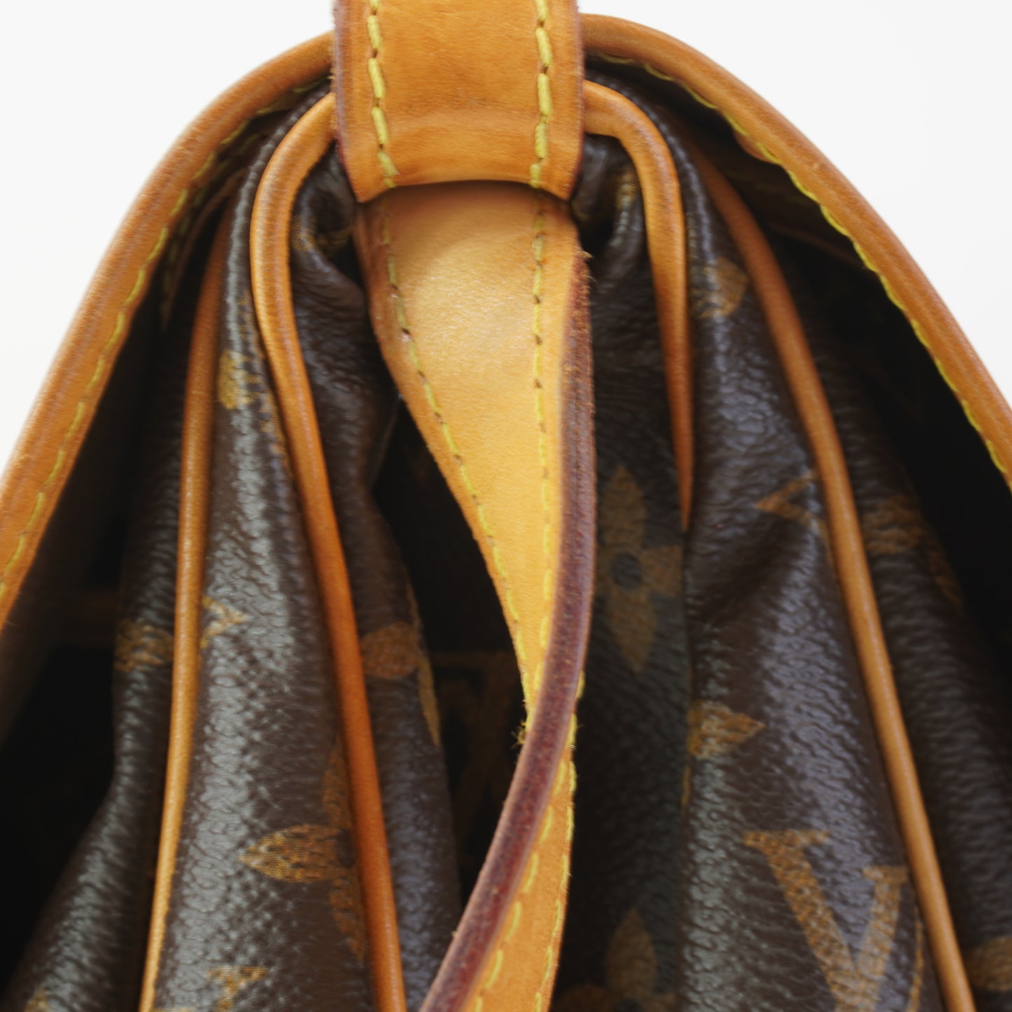 Louis Vuitton	Saumur 30