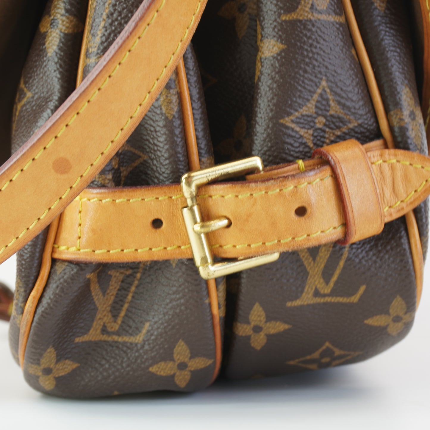 Louis Vuitton	Saumur 30