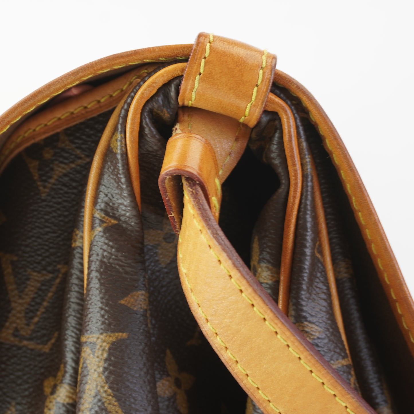 Louis Vuitton	Saumur 30