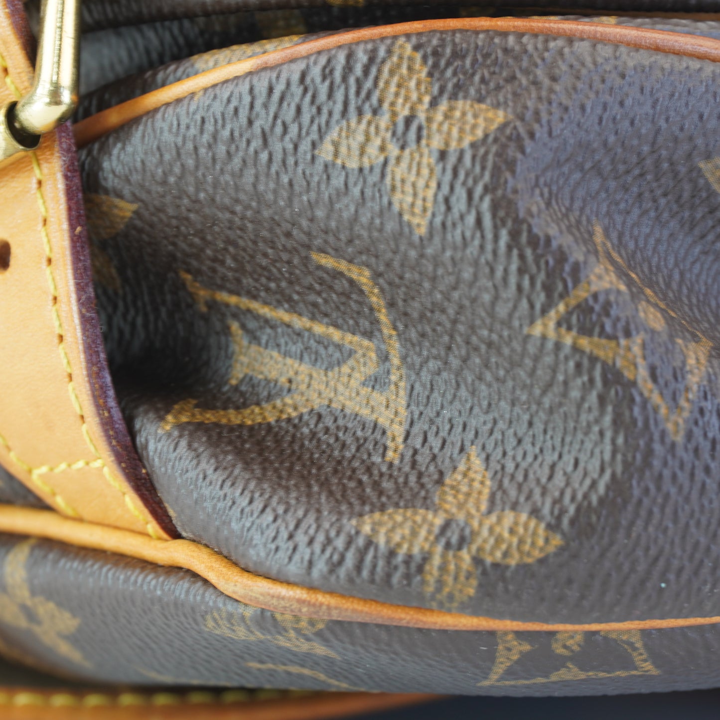 Louis Vuitton	Saumur 30
