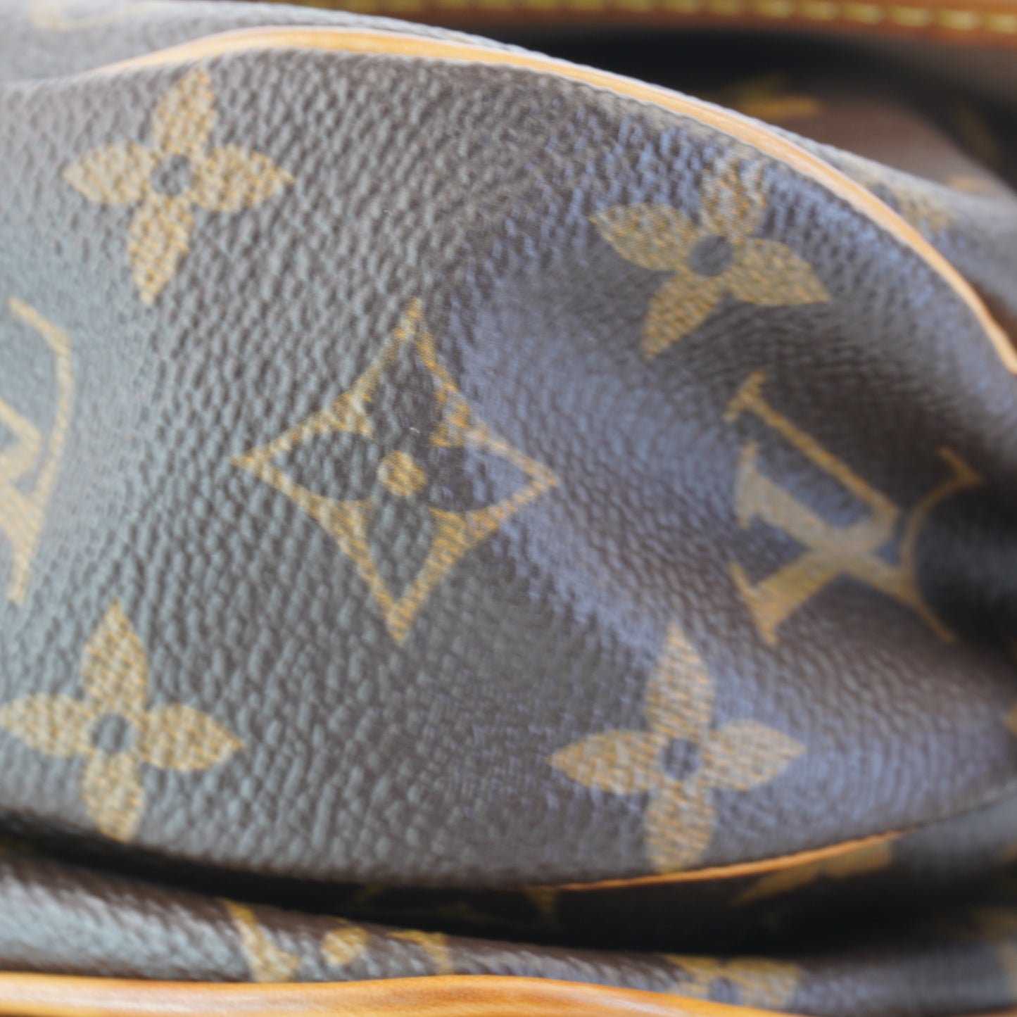 Louis Vuitton	Saumur 30
