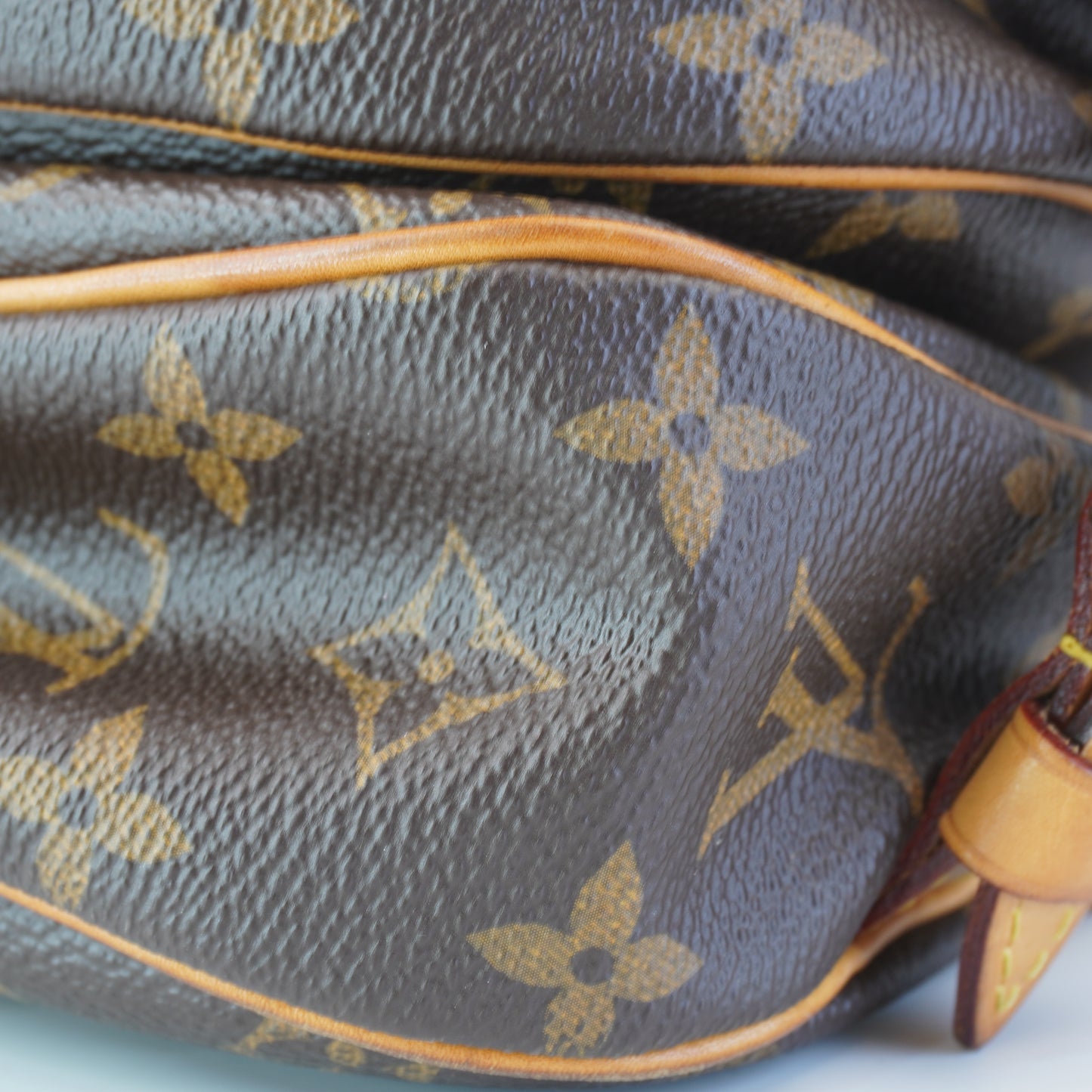 Louis Vuitton	Saumur 30