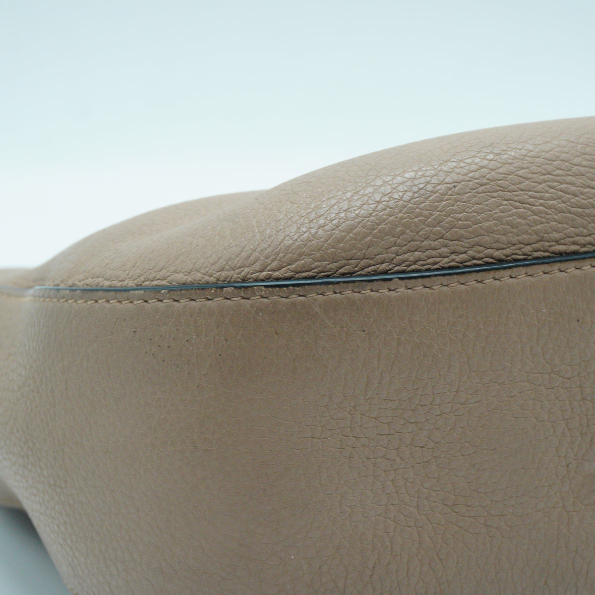 Prada	Vitello Daino Medium Hobo Beige GHW
