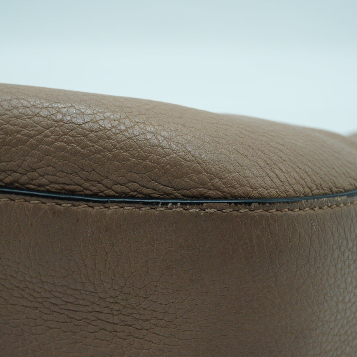 Prada	Vitello Daino Medium Hobo Beige GHW