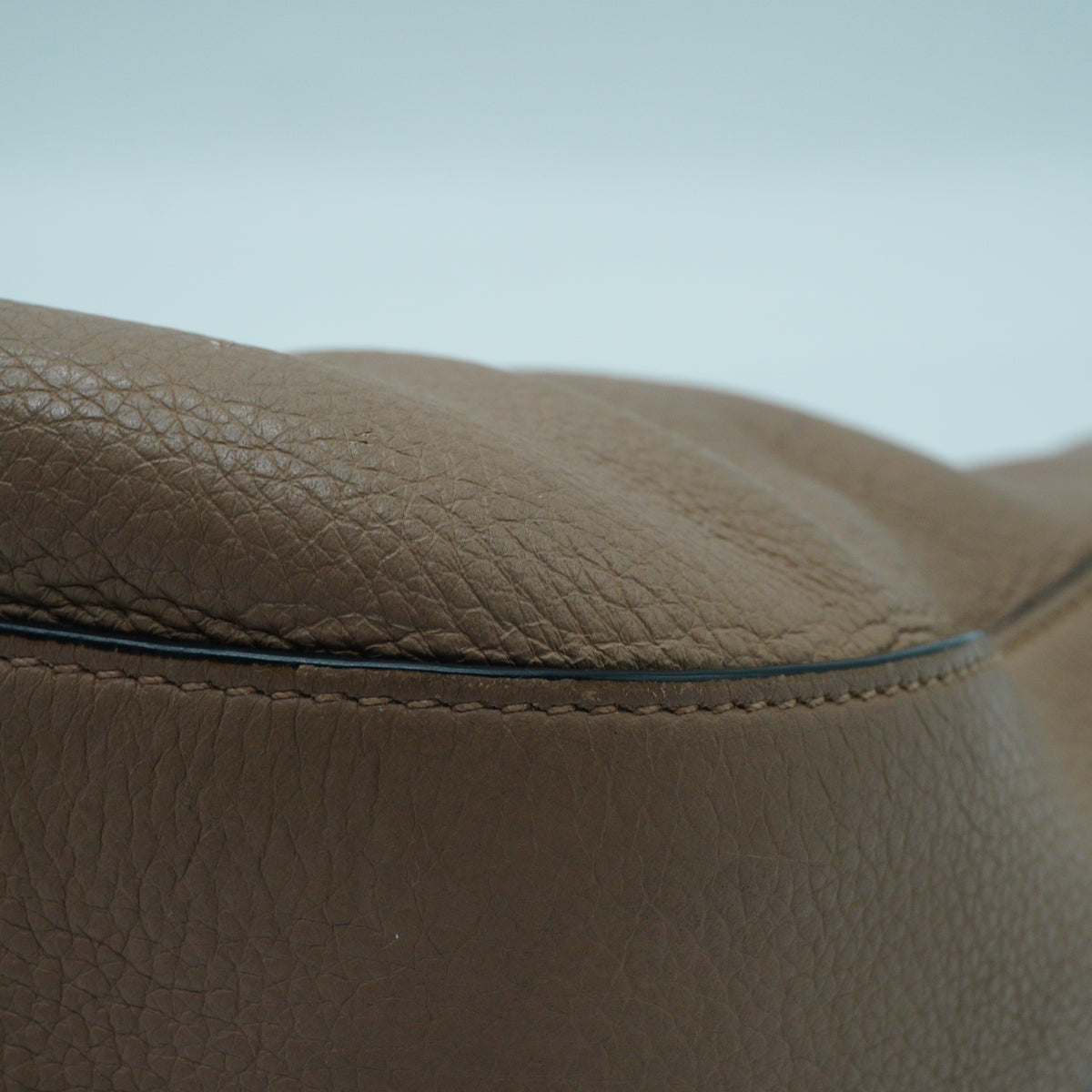 Prada	Vitello Daino Medium Hobo Beige GHW