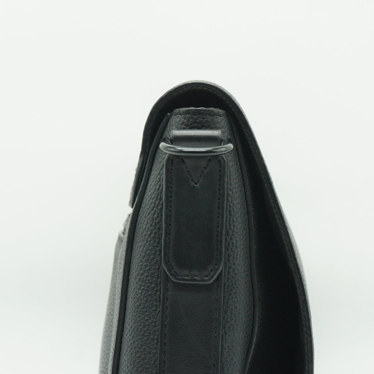 Louis Vuitton	Takeoff Messenger Bag Black Medium BHW