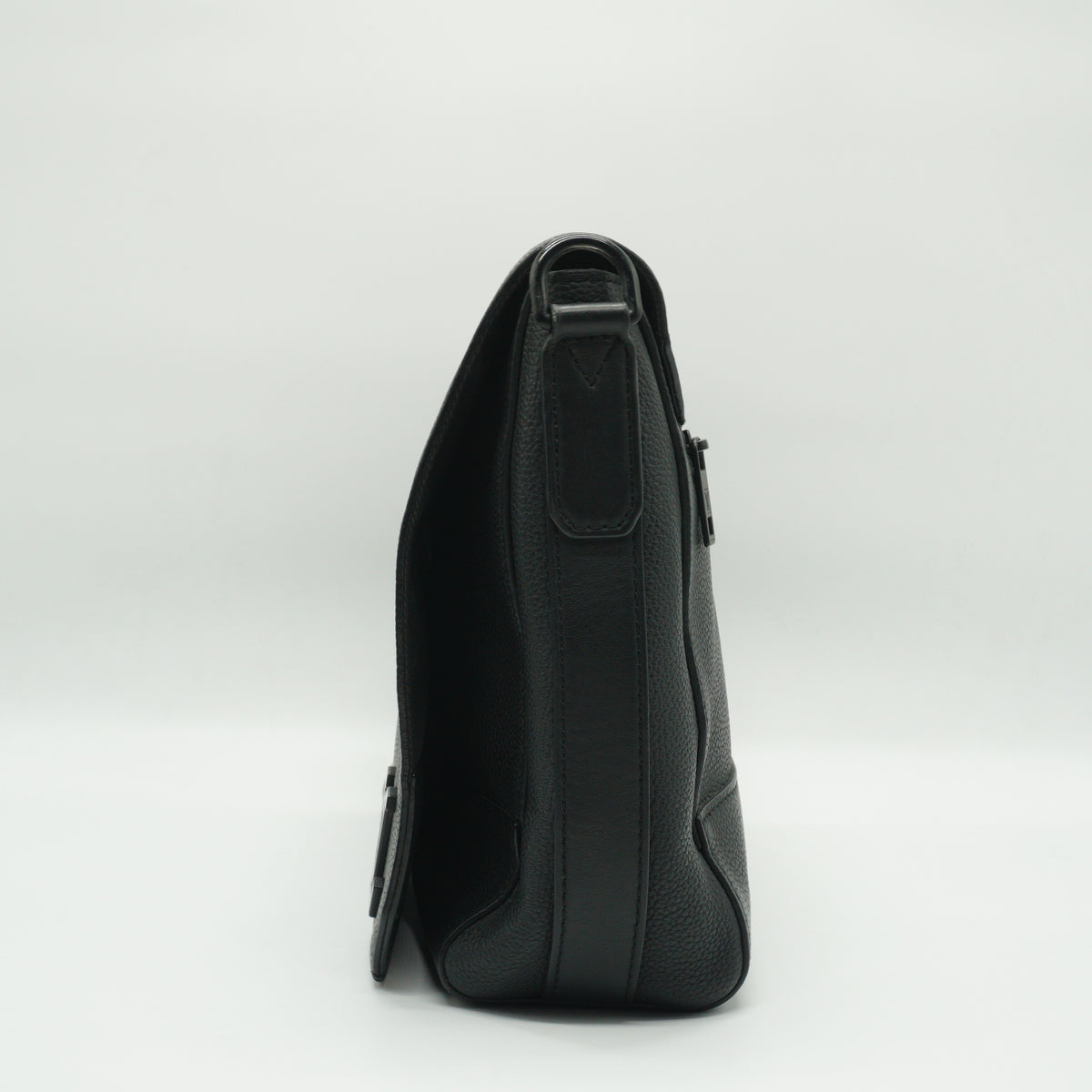 Louis Vuitton	Takeoff Messenger Bag Black Medium BHW