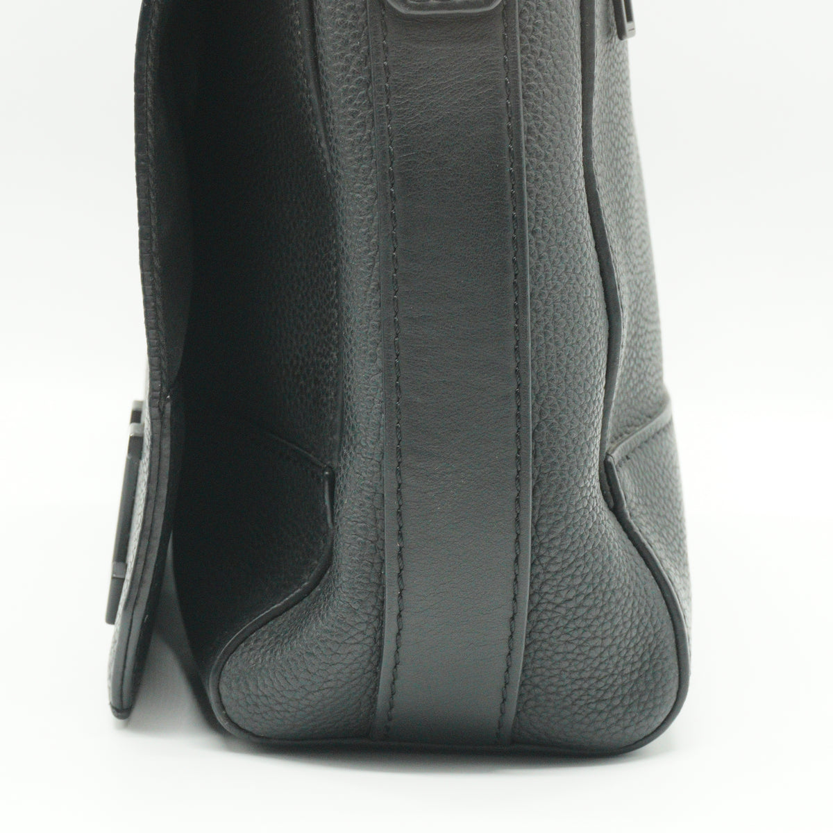 Louis Vuitton	Takeoff Messenger Bag Black Medium BHW