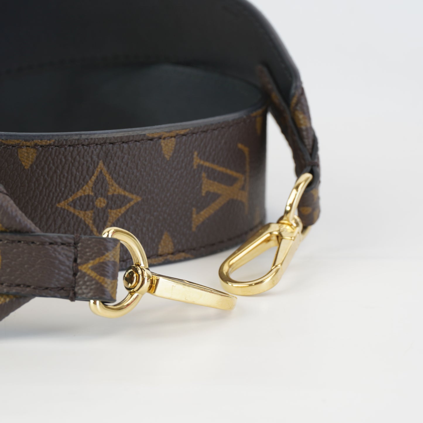 Louis Vuitton	On the Go Eastwest