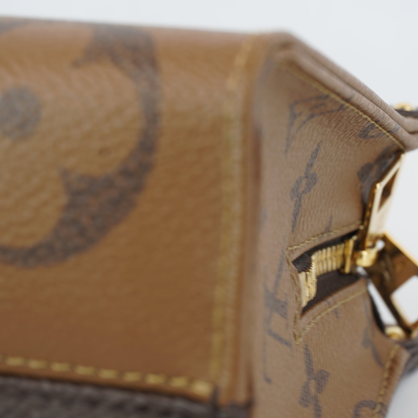 Louis Vuitton	On the Go Eastwest