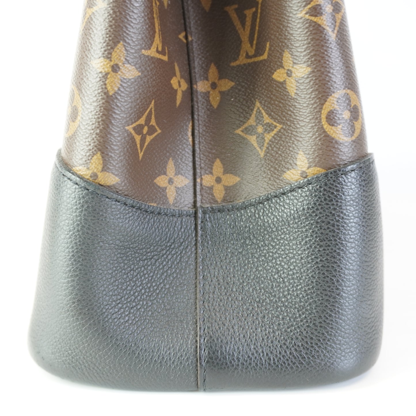 Louis Vuitton	Monogram Canvas