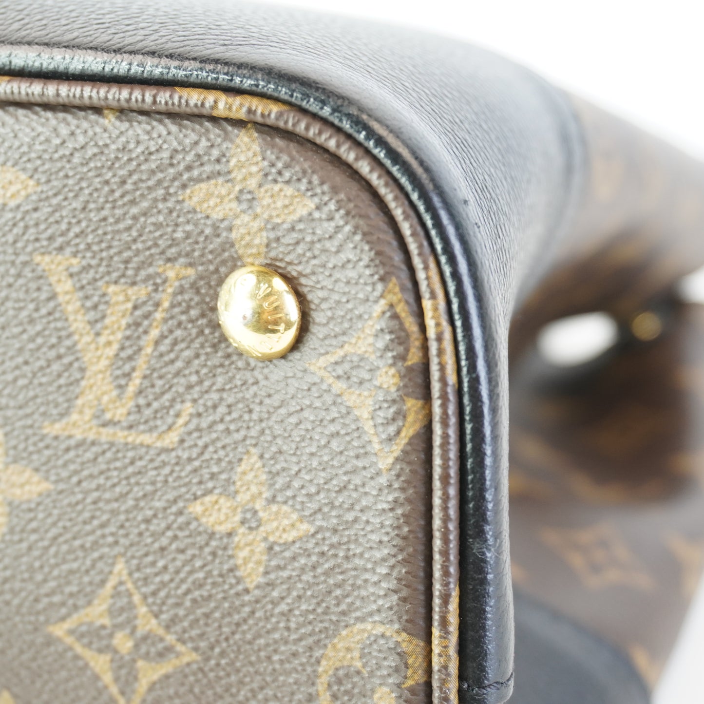 Louis Vuitton	Monogram Canvas