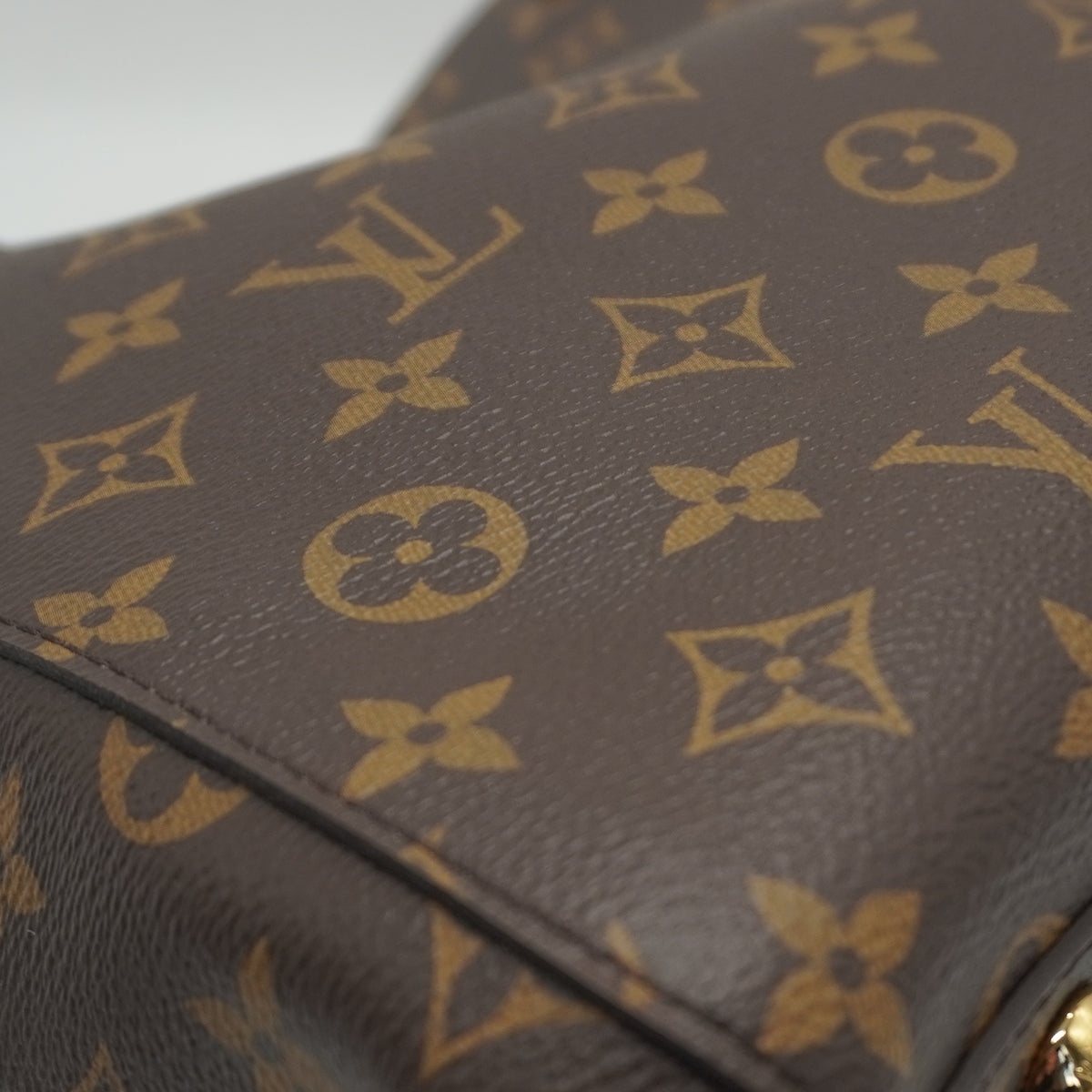 Louis Vuitton	Montaigne Monogram Canvas GHW Medium