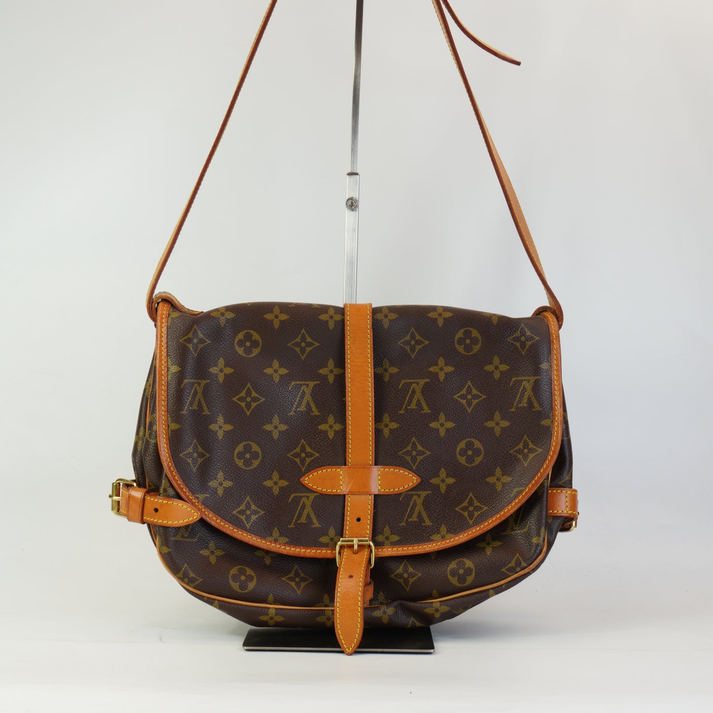 Louis Vuitton	Saumur 30 Shoulder Bag GHW
