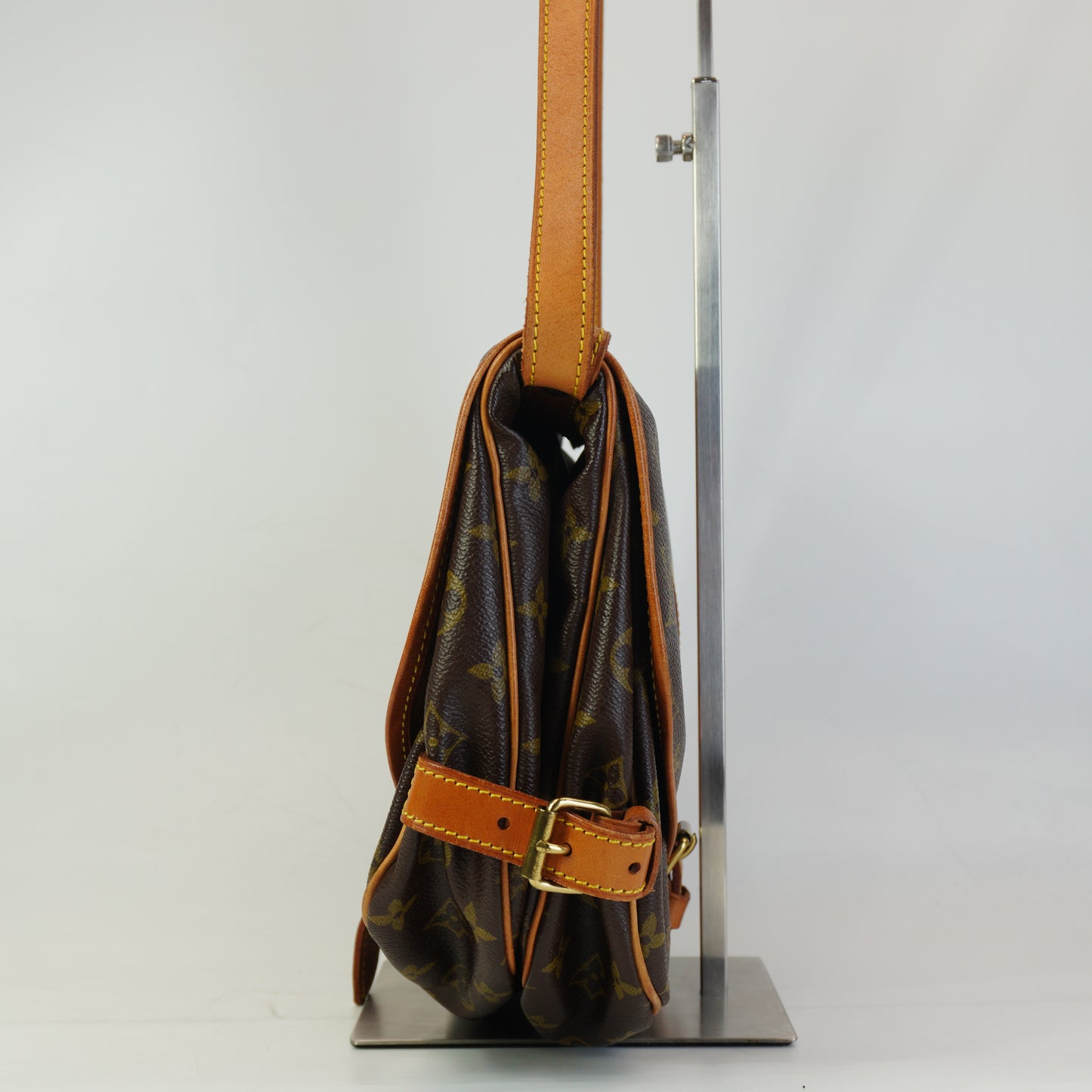 Louis Vuitton	Saumur 30 Shoulder Bag GHW