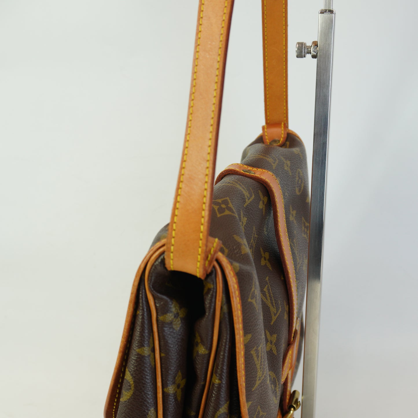 Louis Vuitton	Saumur 30 Shoulder Bag GHW