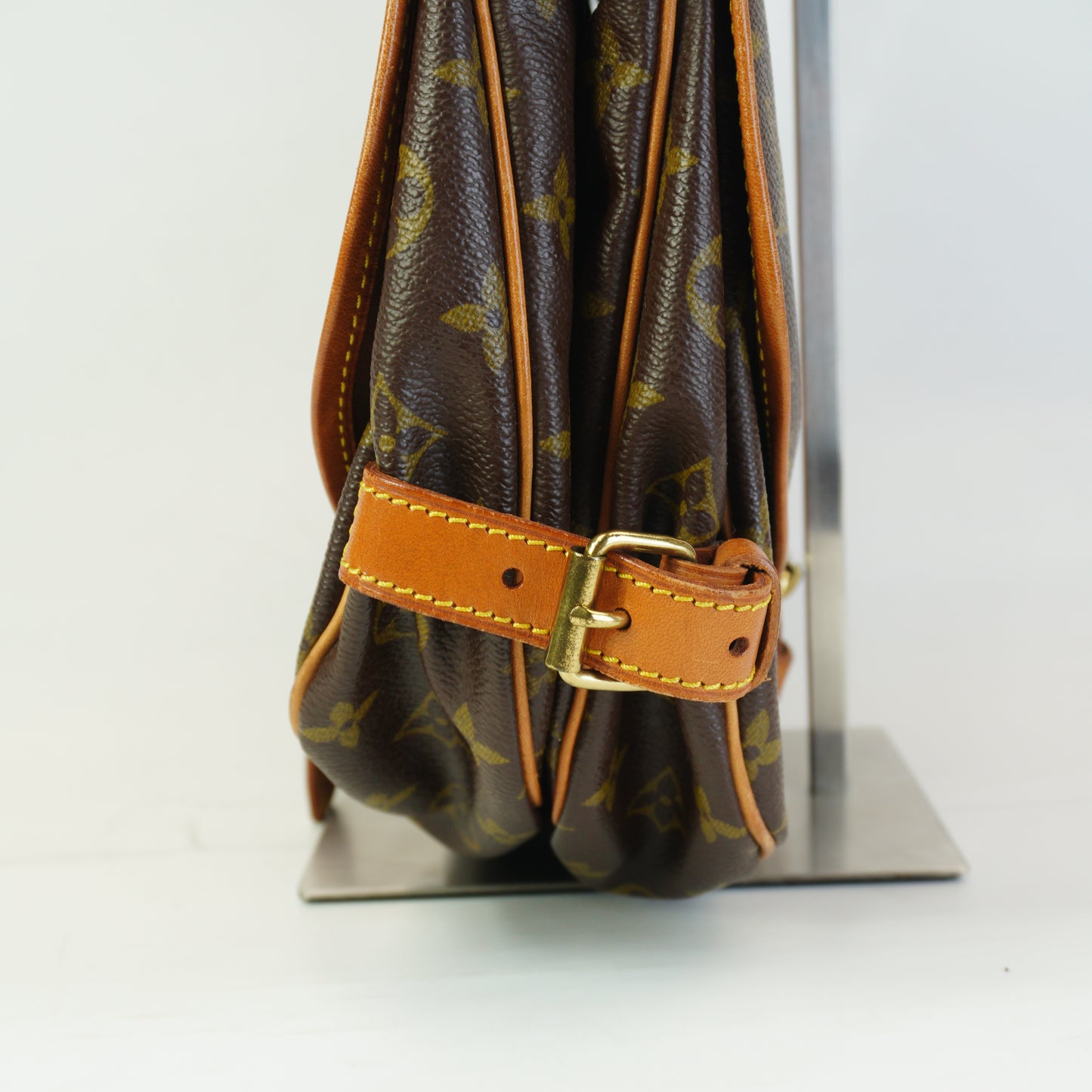 Louis Vuitton	Saumur 30 Shoulder Bag GHW