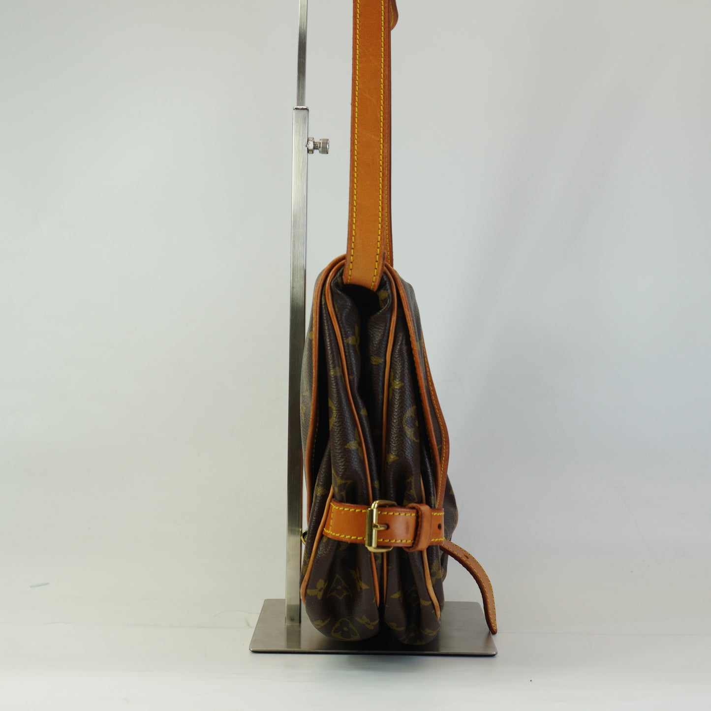 Louis Vuitton	Saumur 30 Shoulder Bag GHW