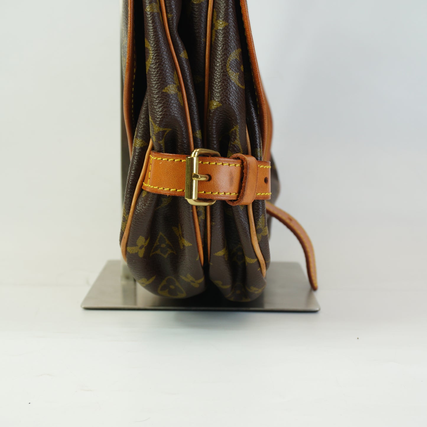 Louis Vuitton	Saumur 30 Shoulder Bag GHW
