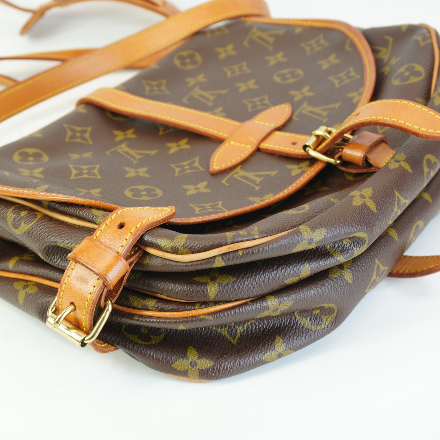 Louis Vuitton	Saumur 30 Shoulder Bag GHW