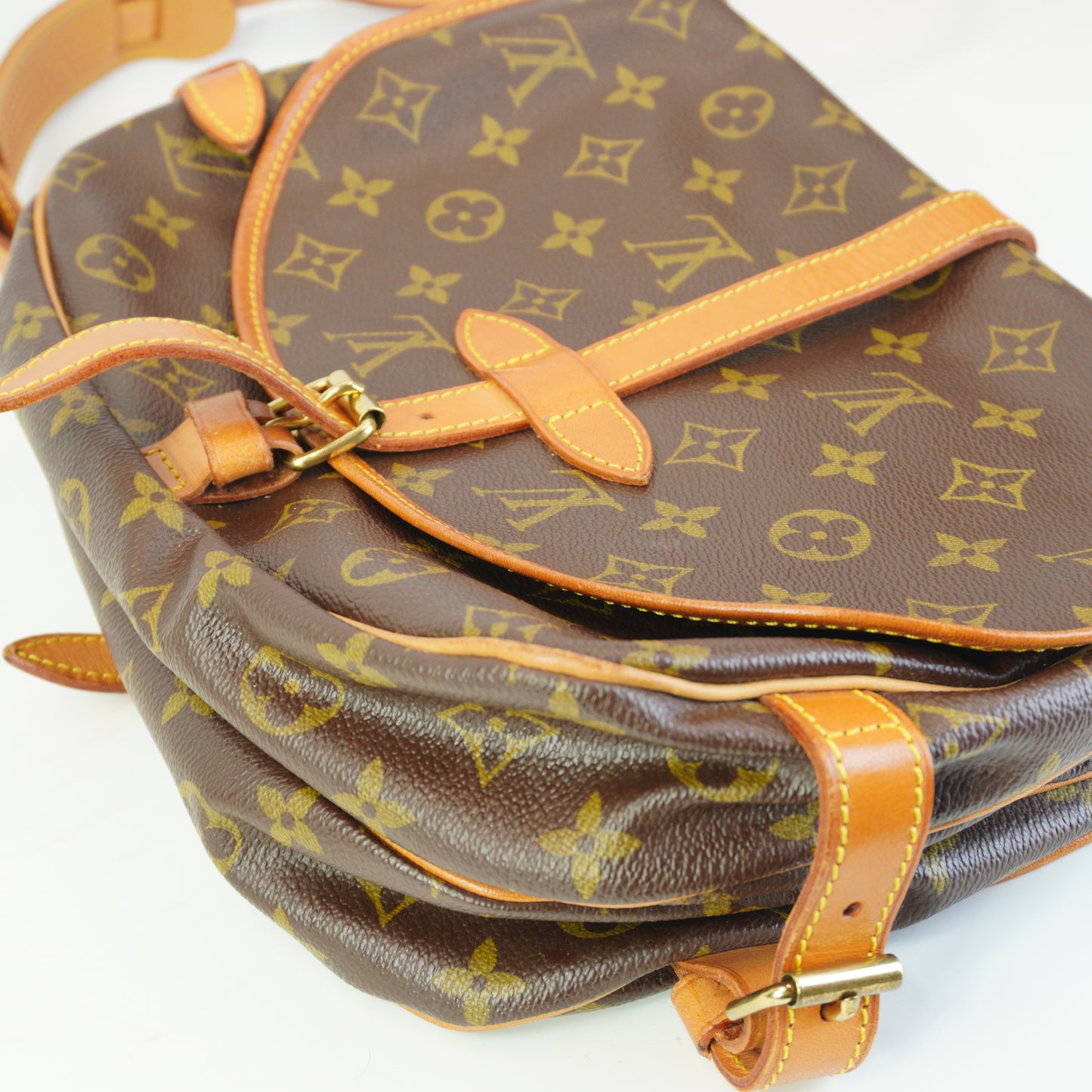 Louis Vuitton	Saumur 30 Shoulder Bag GHW