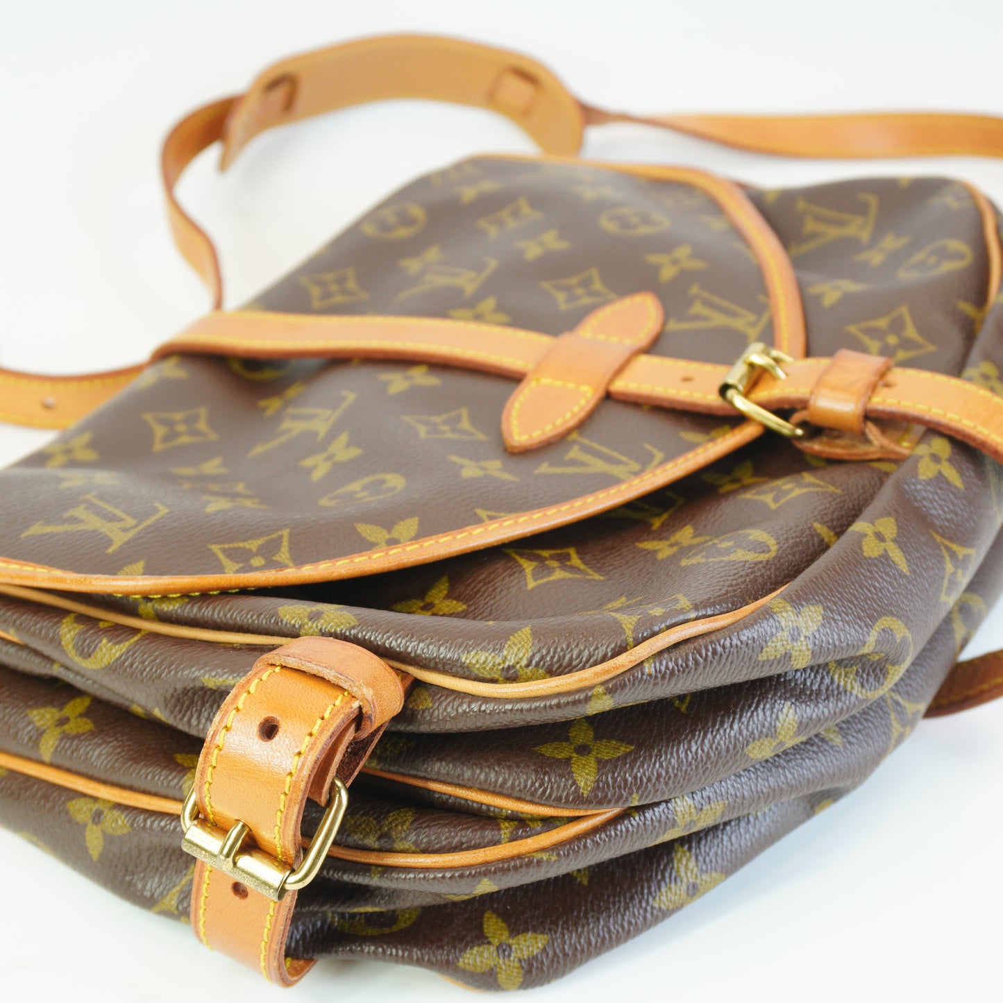 Louis Vuitton	Saumur 30 Shoulder Bag GHW