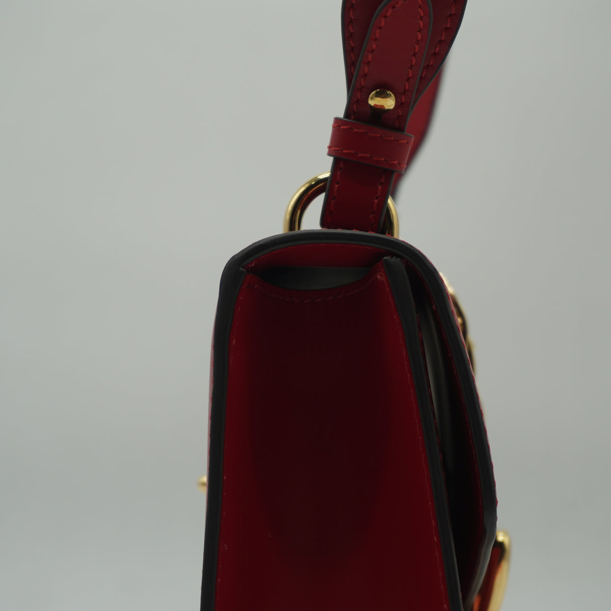 Gucci	Sylvie Shoulder Red Bag Medium GHW