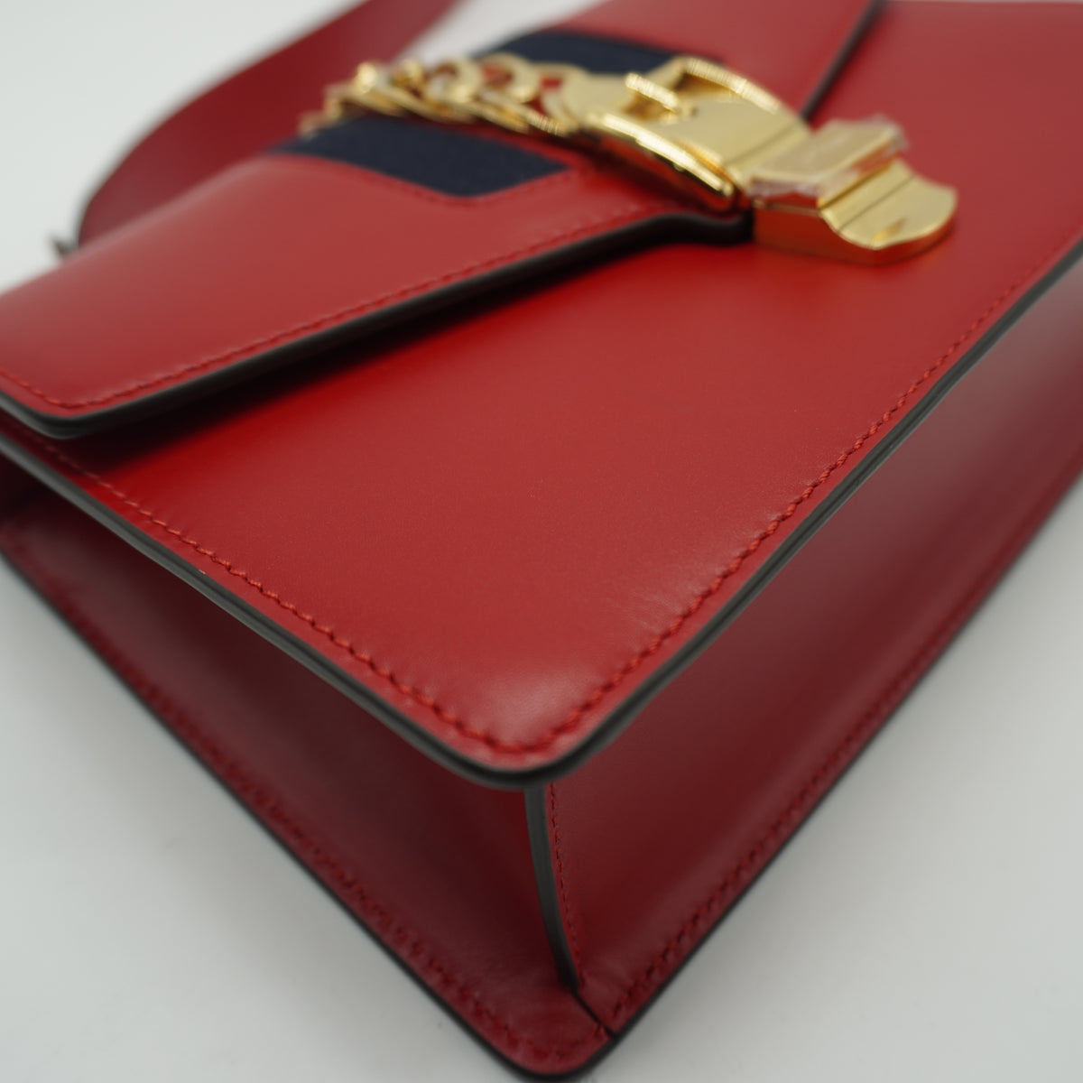 Gucci	Sylvie Shoulder Red Bag Medium GHW
