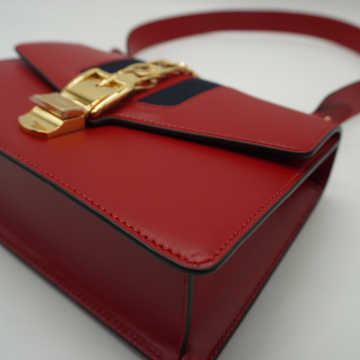 Gucci	Sylvie Shoulder Red Bag Medium GHW