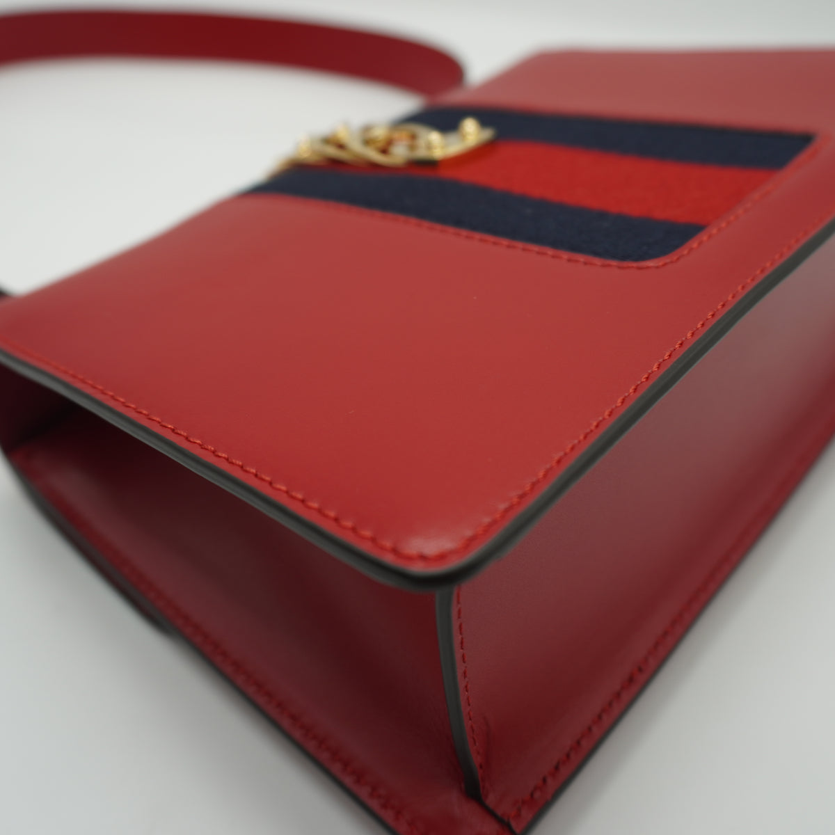 Gucci	Sylvie Shoulder Red Bag Medium GHW