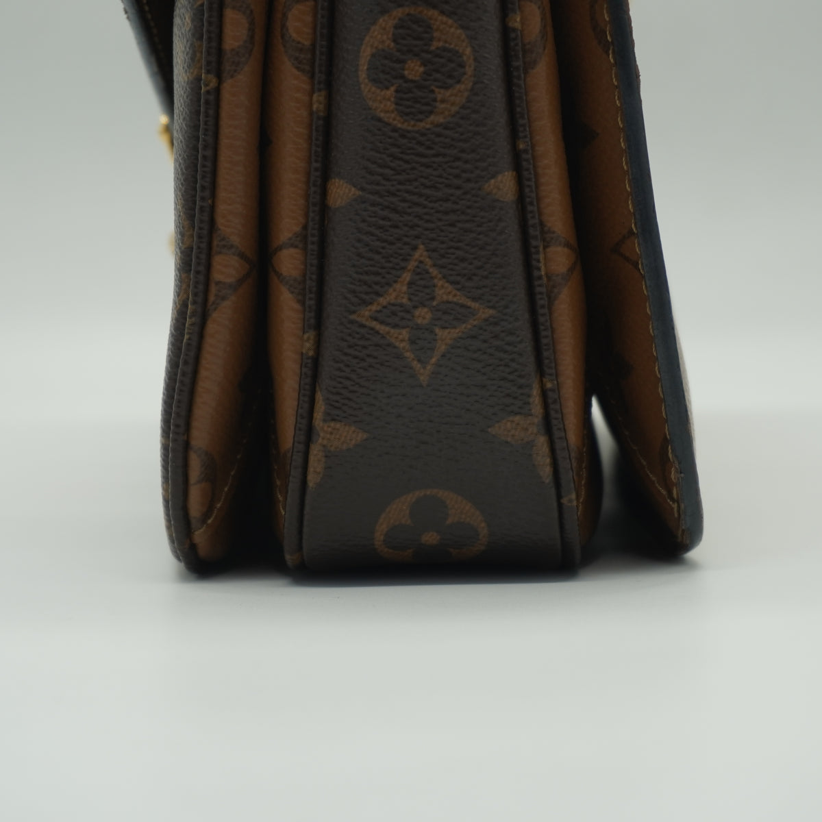 Louis Vuitton	Pochette Métis Small Monogram Reverse Canvas GHW