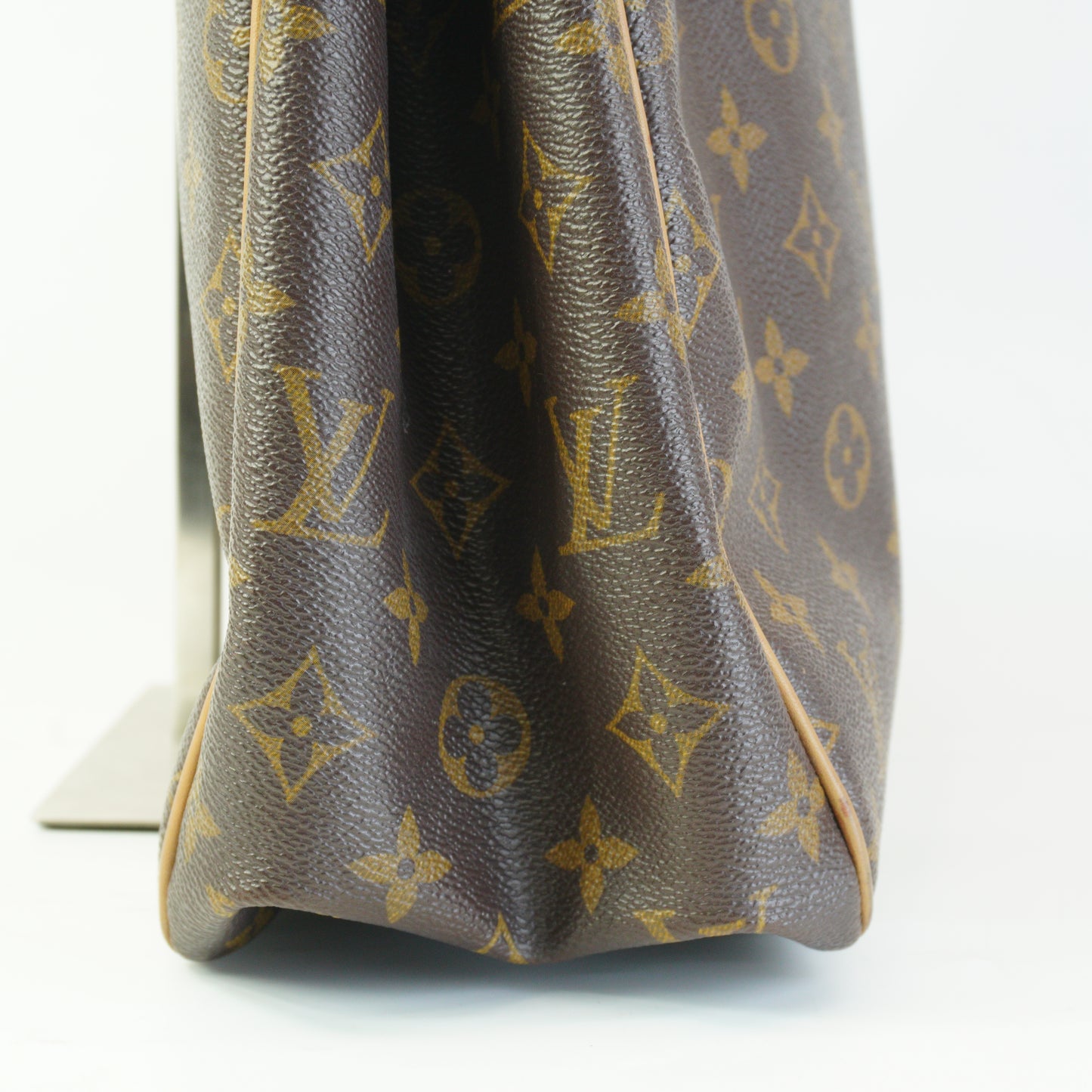 Louis Vuitton	Batignolle Vertical Mono Medium GHW