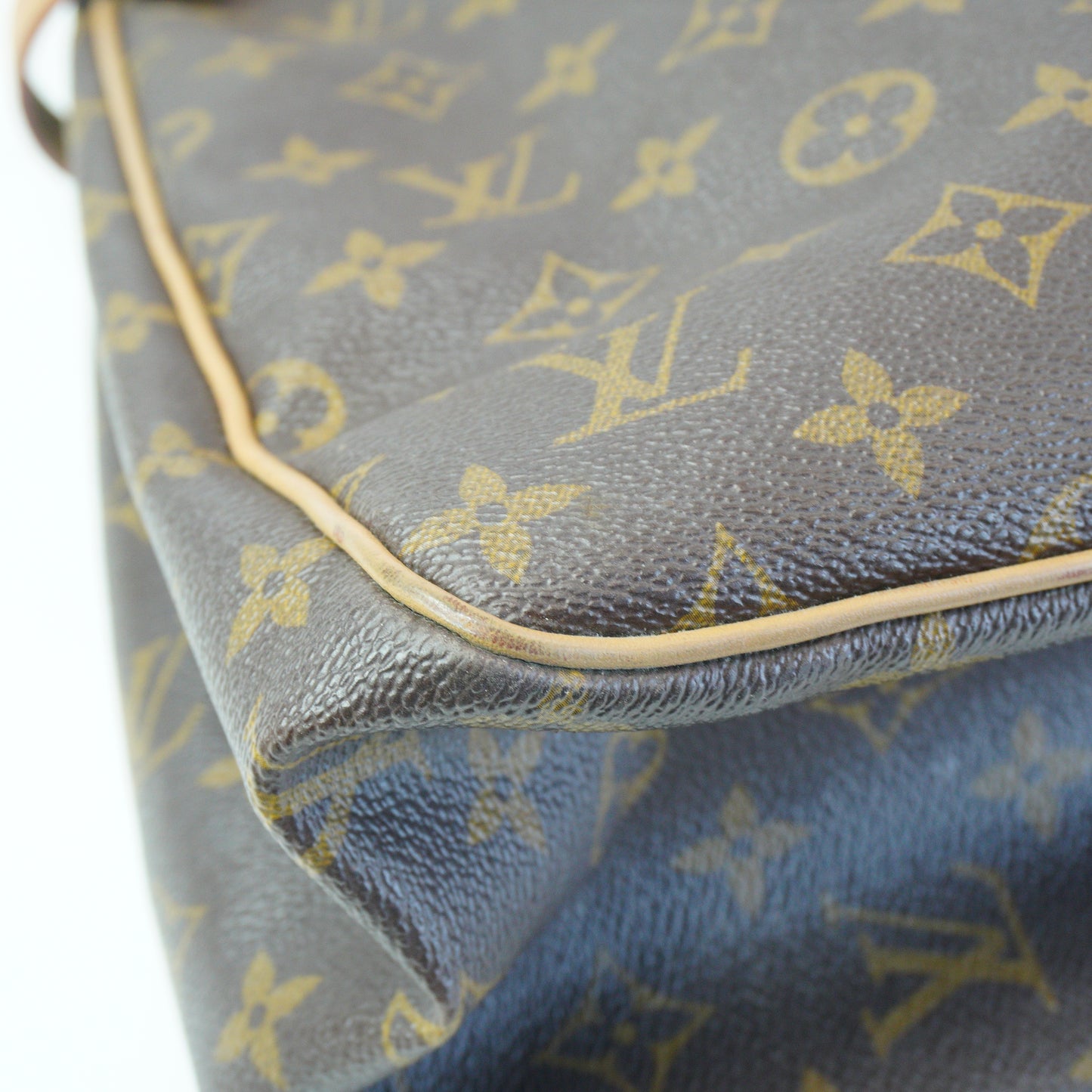 Louis Vuitton	Batignolle Vertical Mono Medium GHW