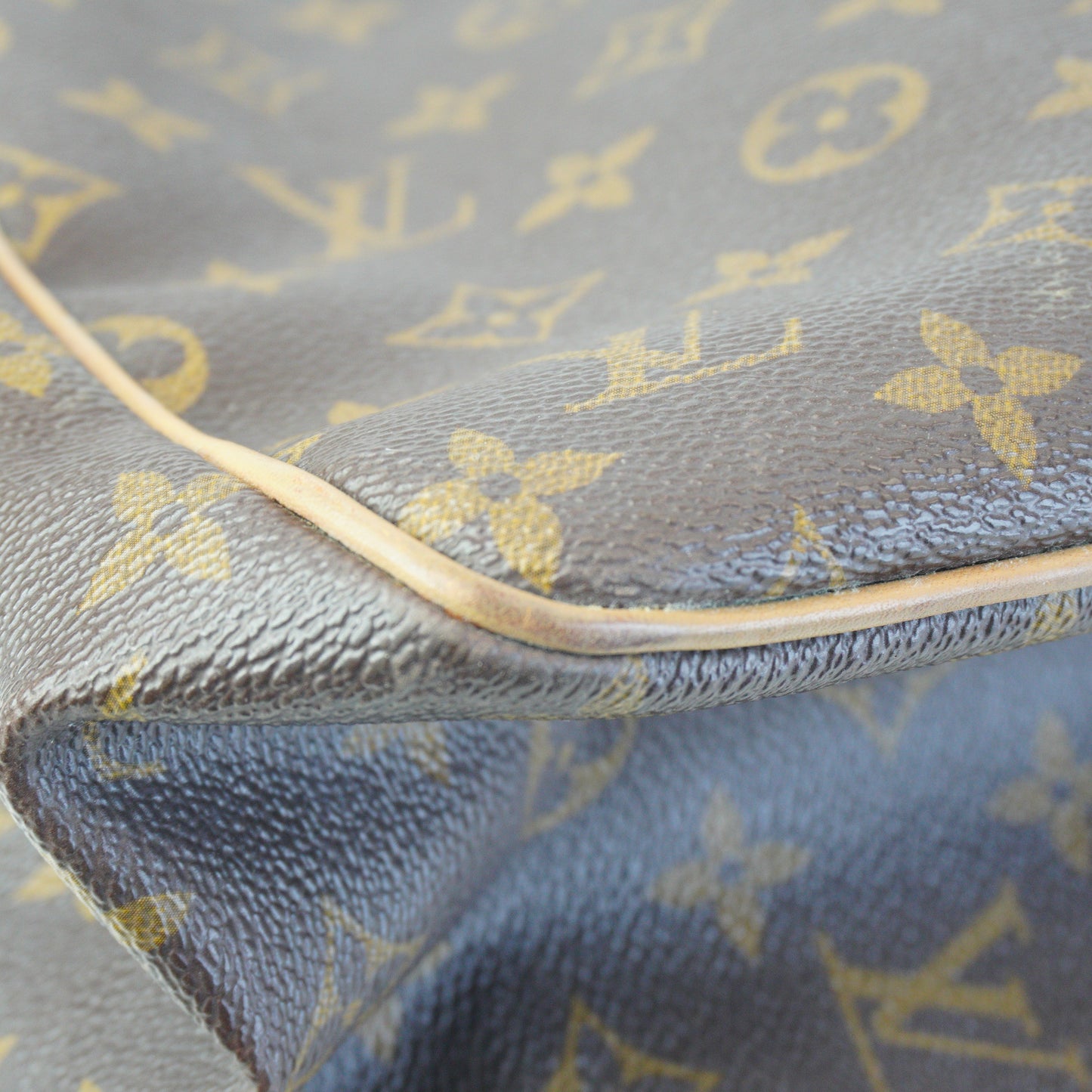 Louis Vuitton	Batignolle Vertical Mono Medium GHW