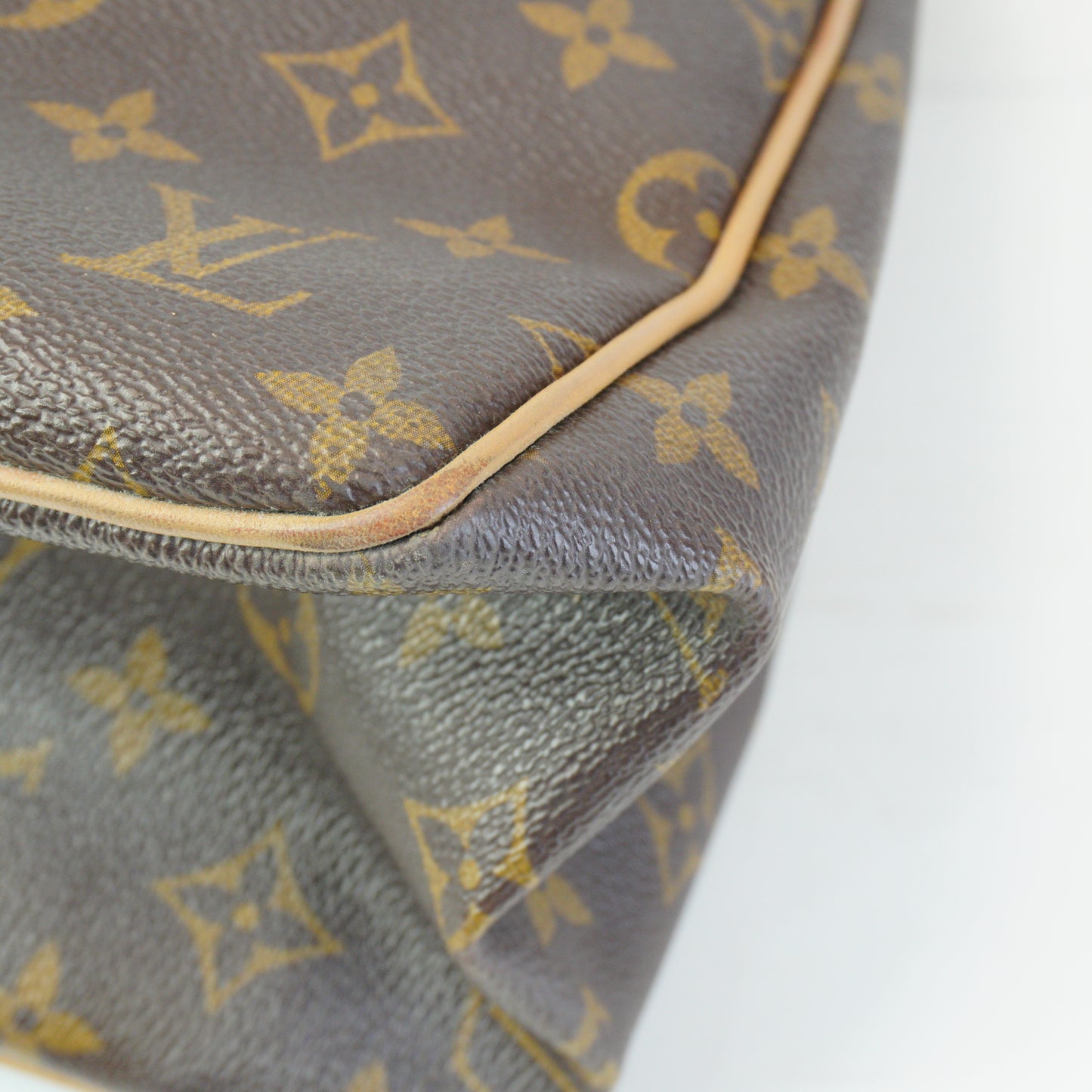 Louis Vuitton	Batignolle Vertical Mono Medium GHW