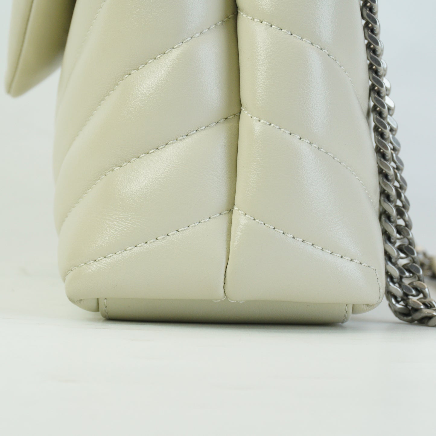 YSL	LouLou Shoulder Bag Medium White SHW