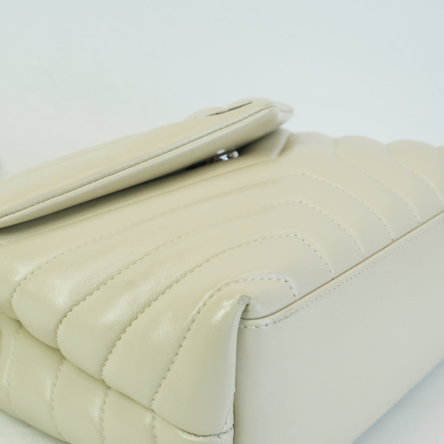 YSL	LouLou Shoulder Bag Medium White SHW