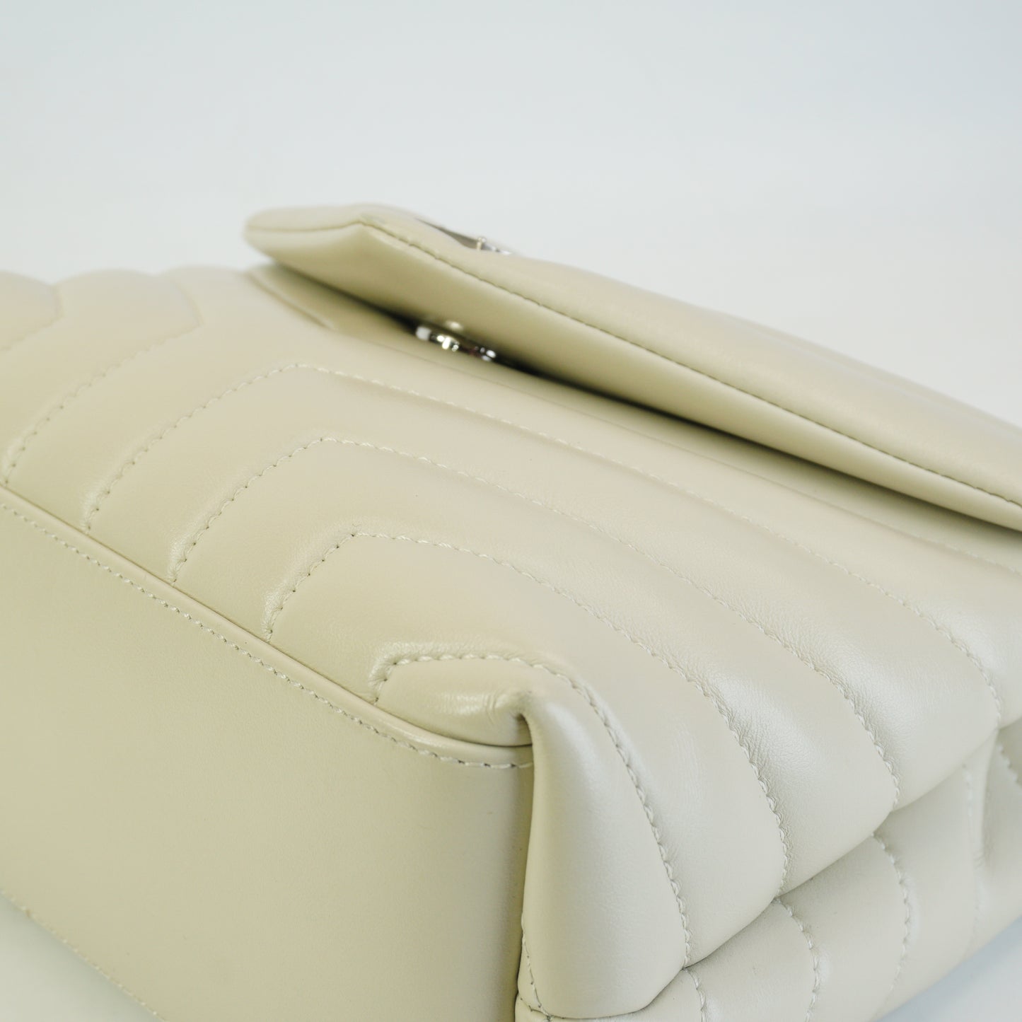 YSL	LouLou Shoulder Bag Medium White SHW