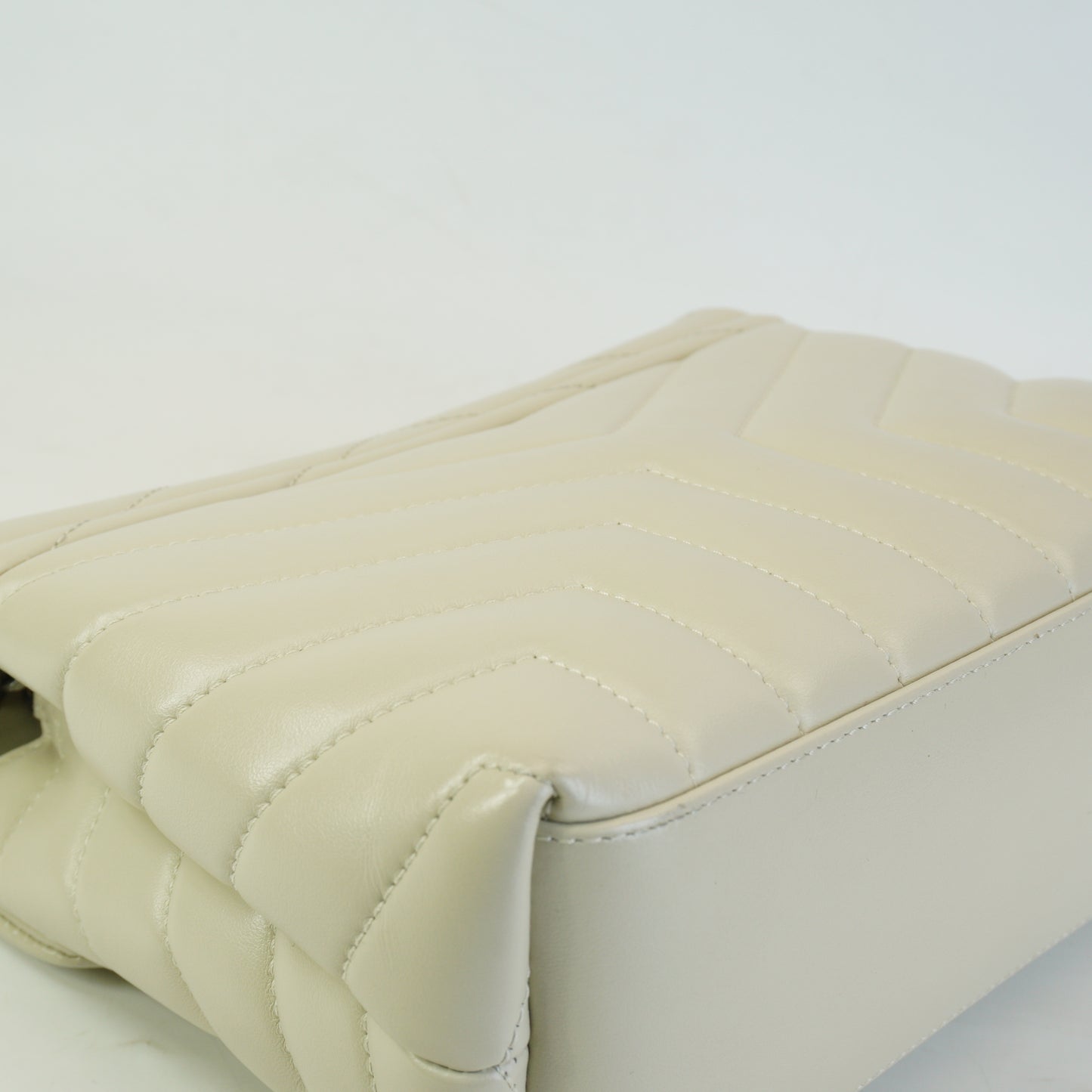 YSL	LouLou Shoulder Bag Medium White SHW