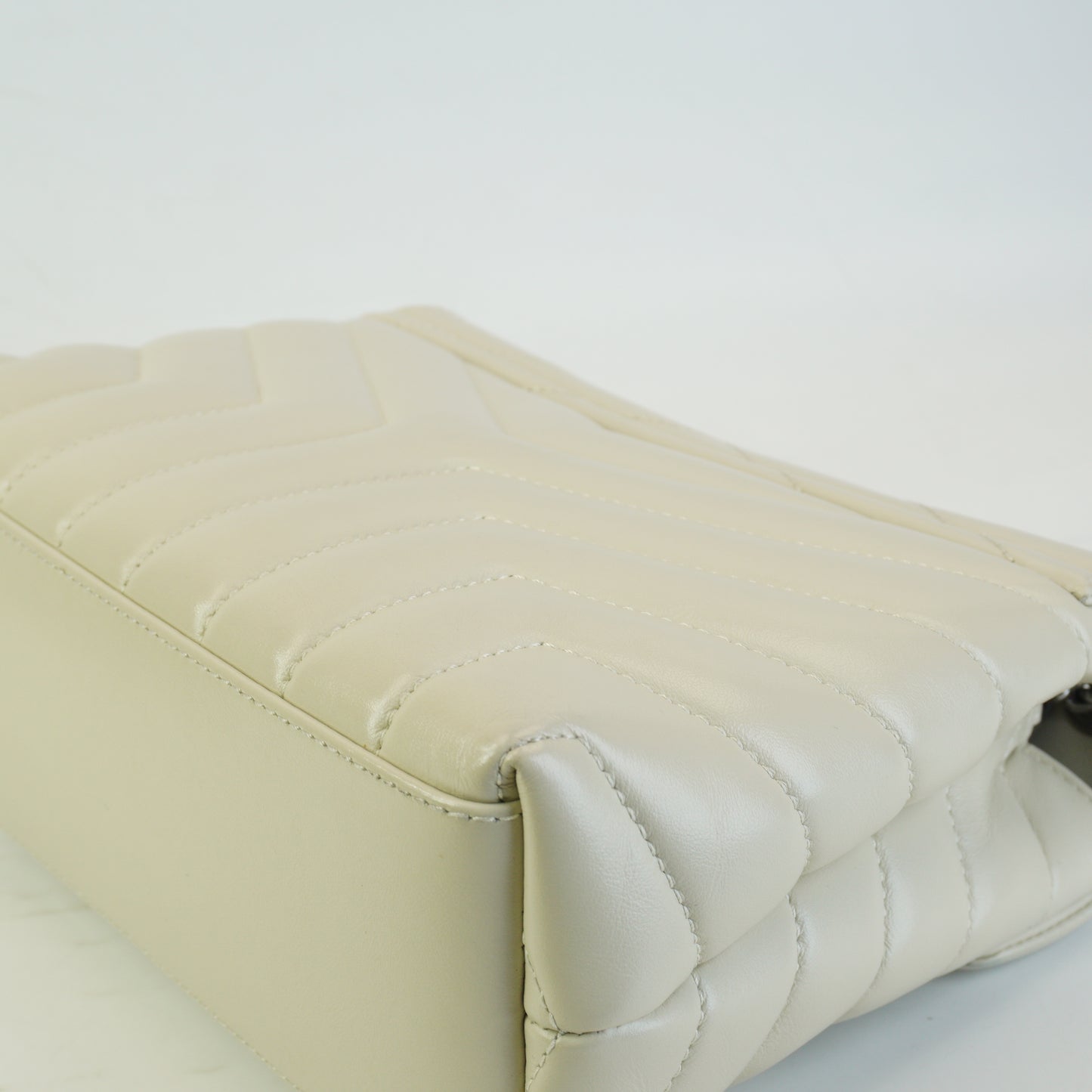 YSL	LouLou Shoulder Bag Medium White SHW