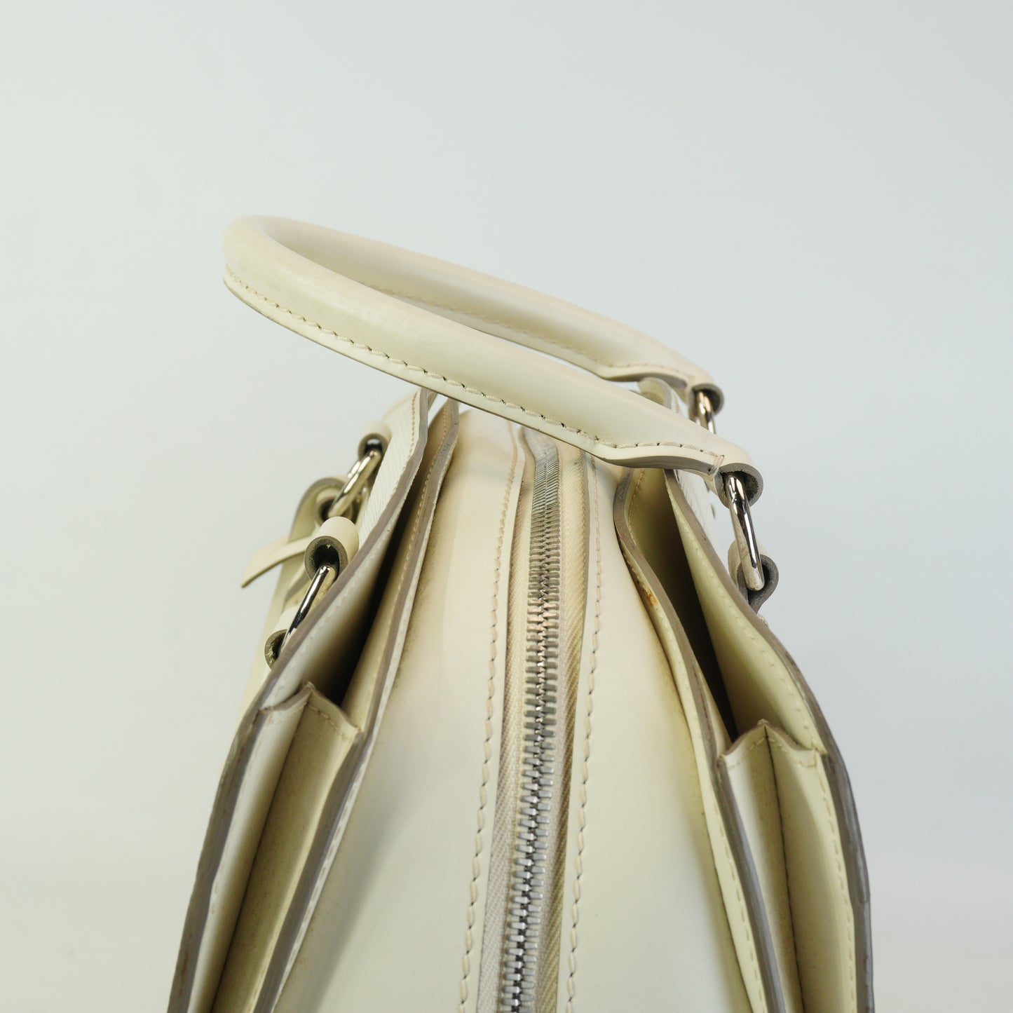 Louis Vuitton	Pont-Neuf PM Handbag White SHW
