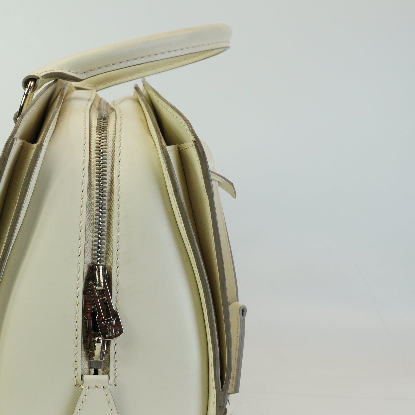 Louis Vuitton	Pont-Neuf PM Handbag White SHW
