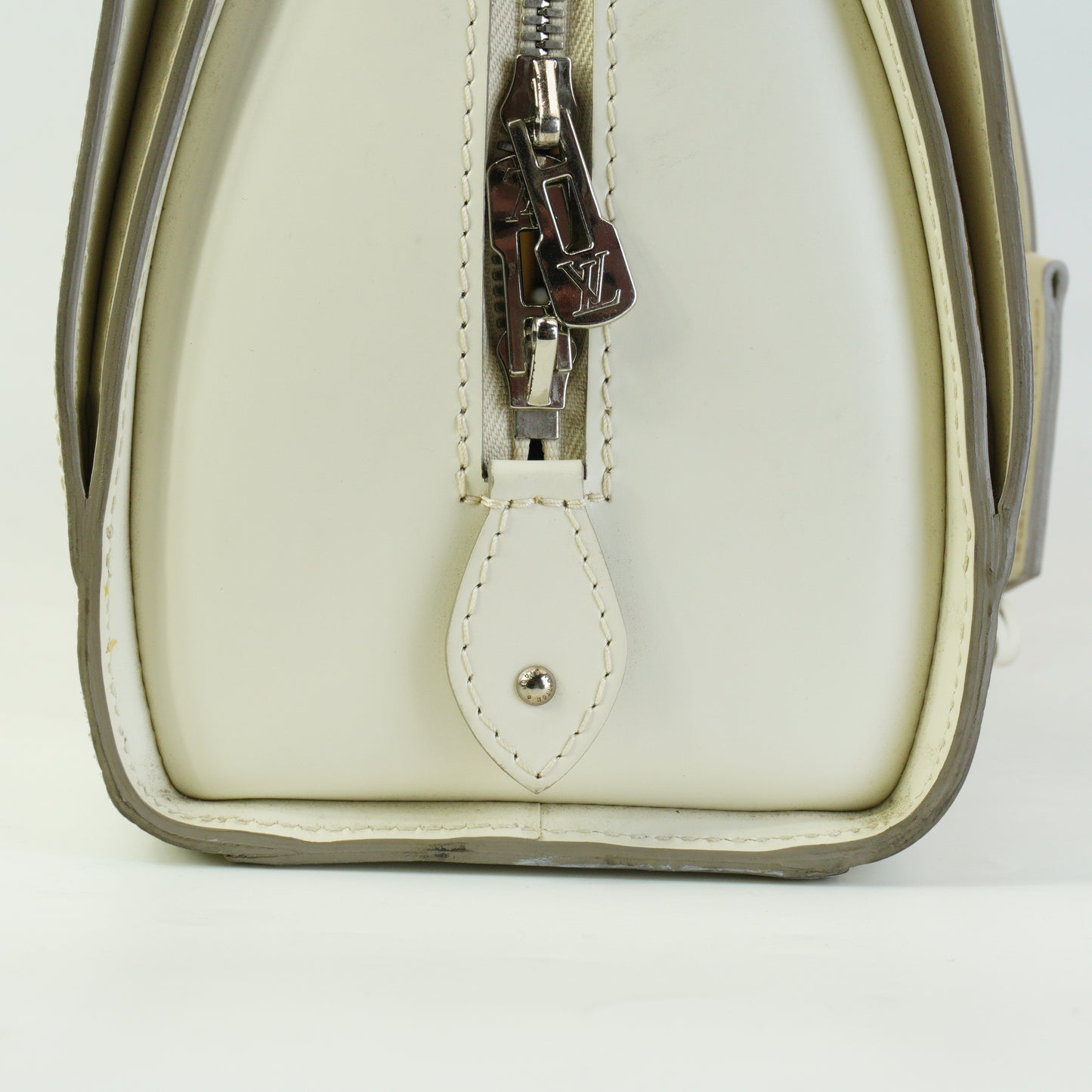 Louis Vuitton	Pont-Neuf PM Handbag White SHW