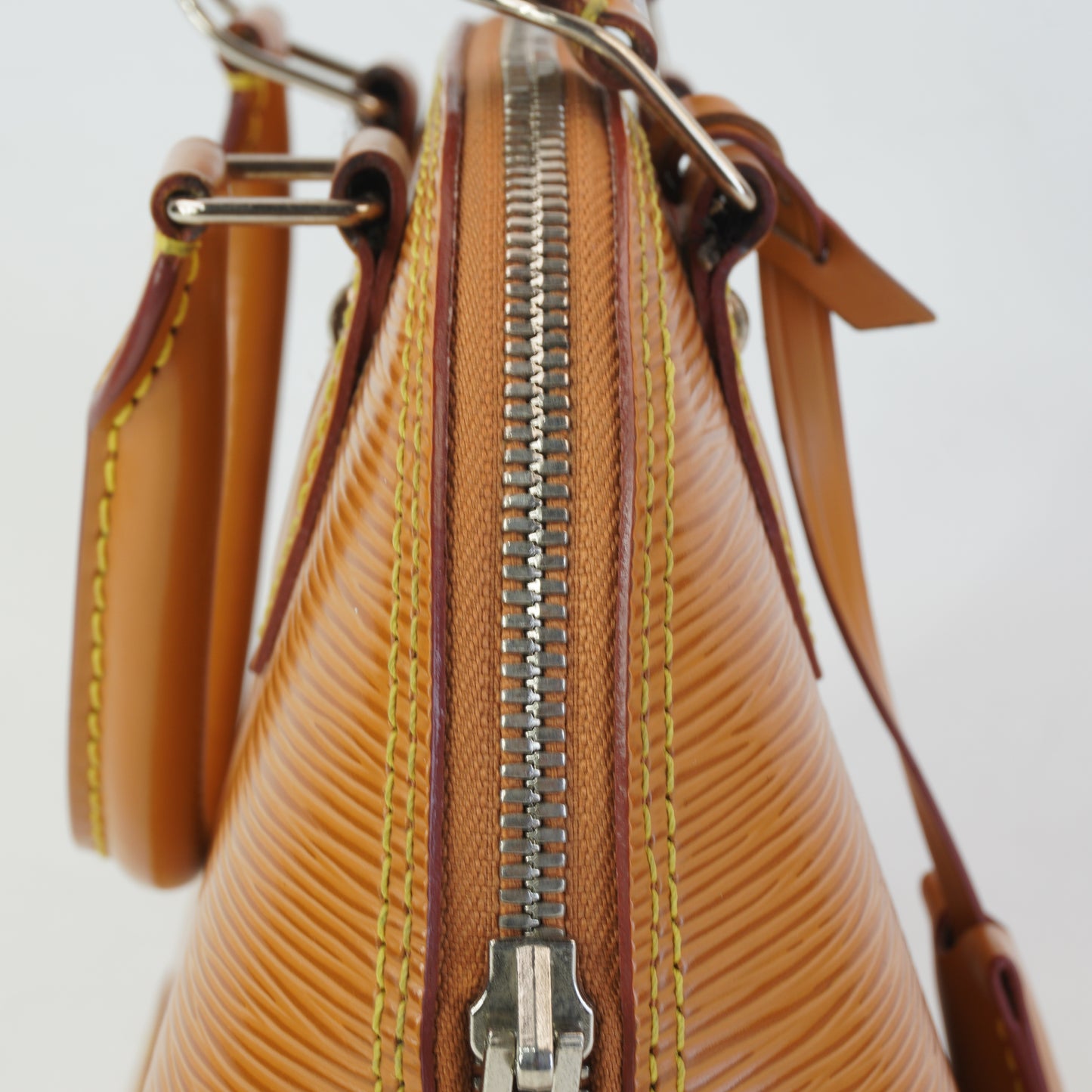 Louis Vuitton	Alma BB Epi