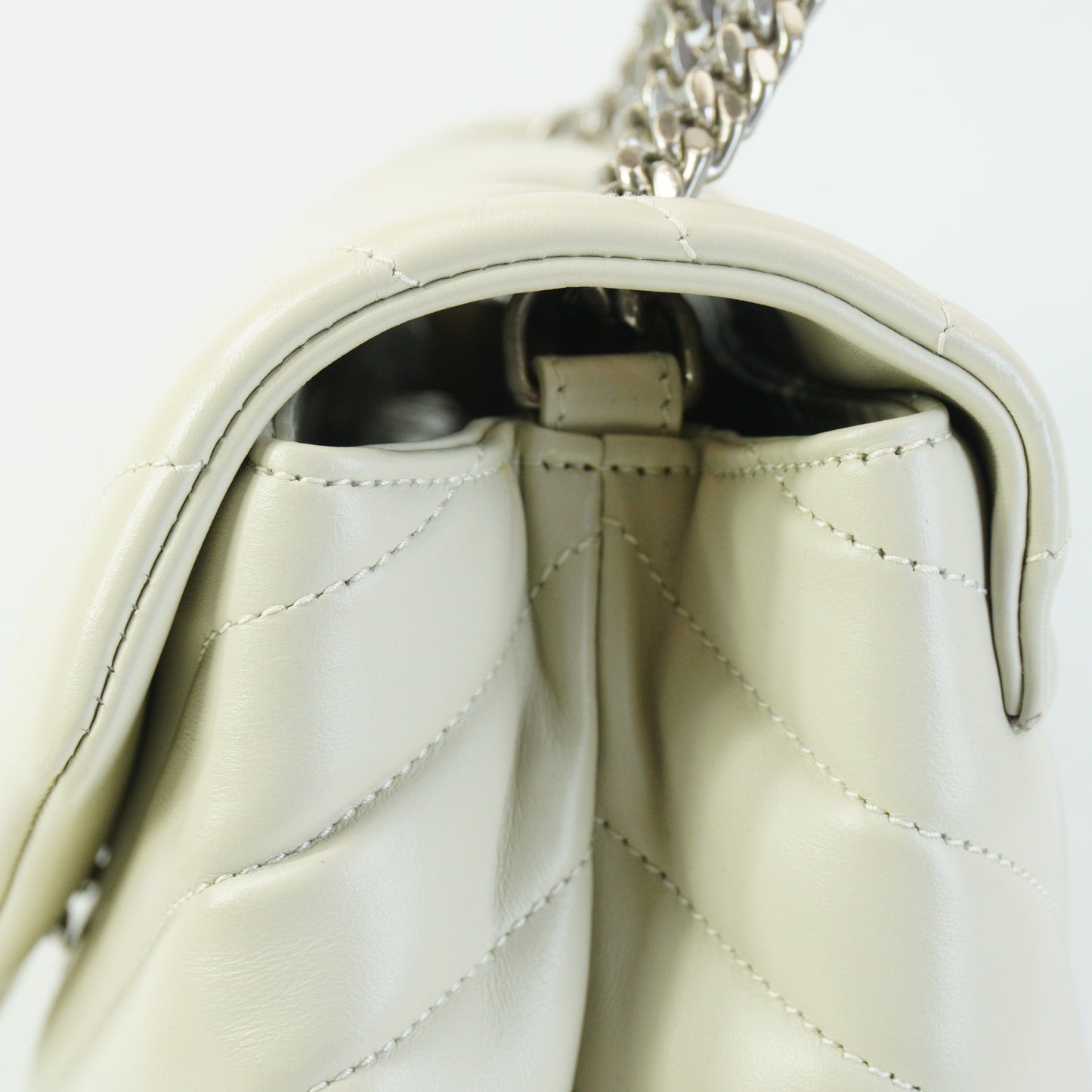 YSL	Loui Lou Shoulder Bag White Medium SHW