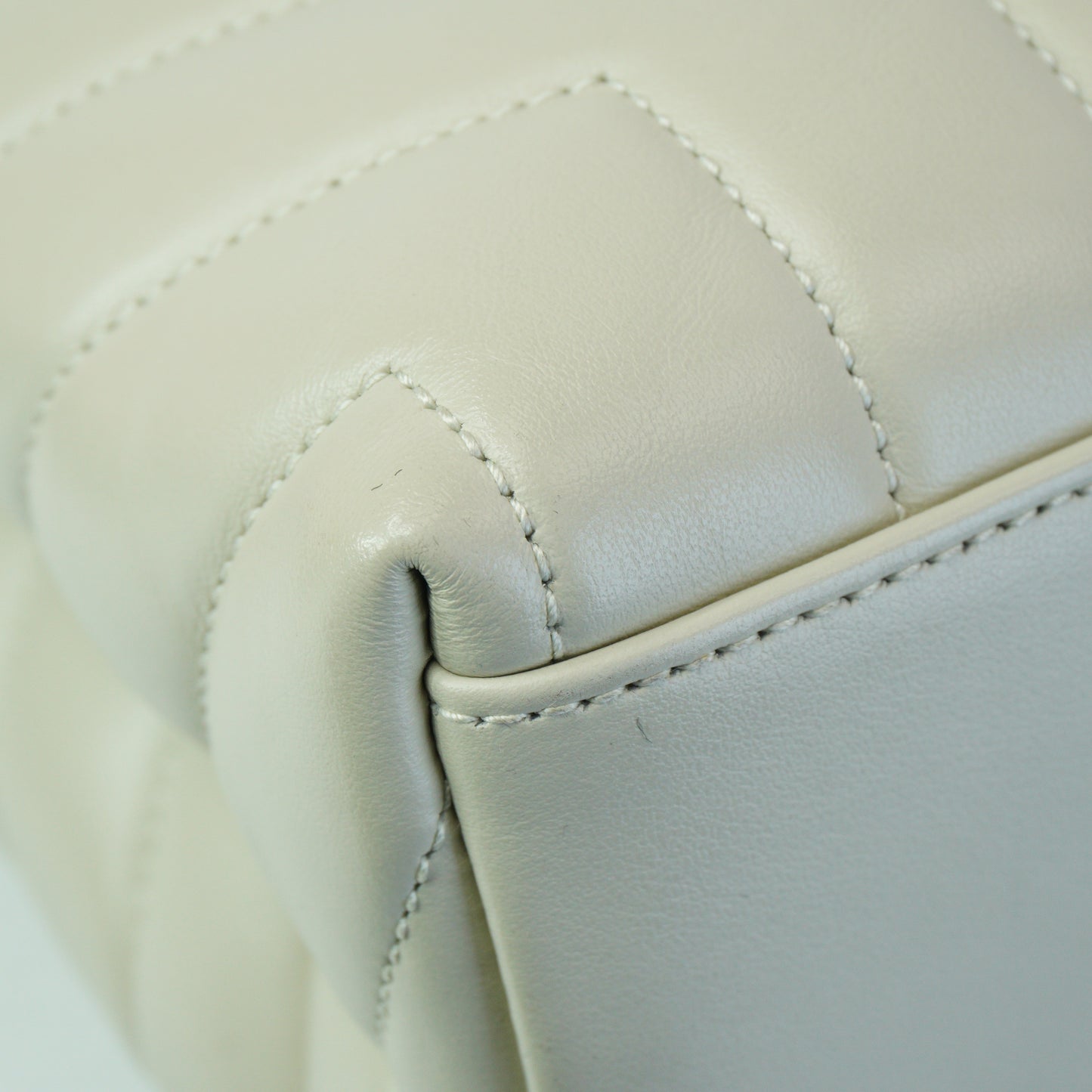 YSL	Loui Lou Shoulder Bag White Medium SHW