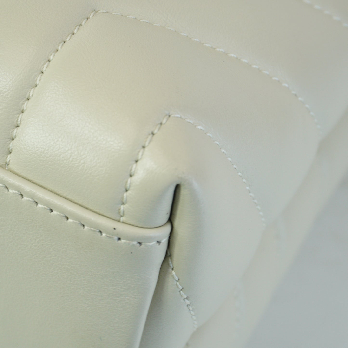 YSL	Loui Lou Shoulder Bag White Medium SHW