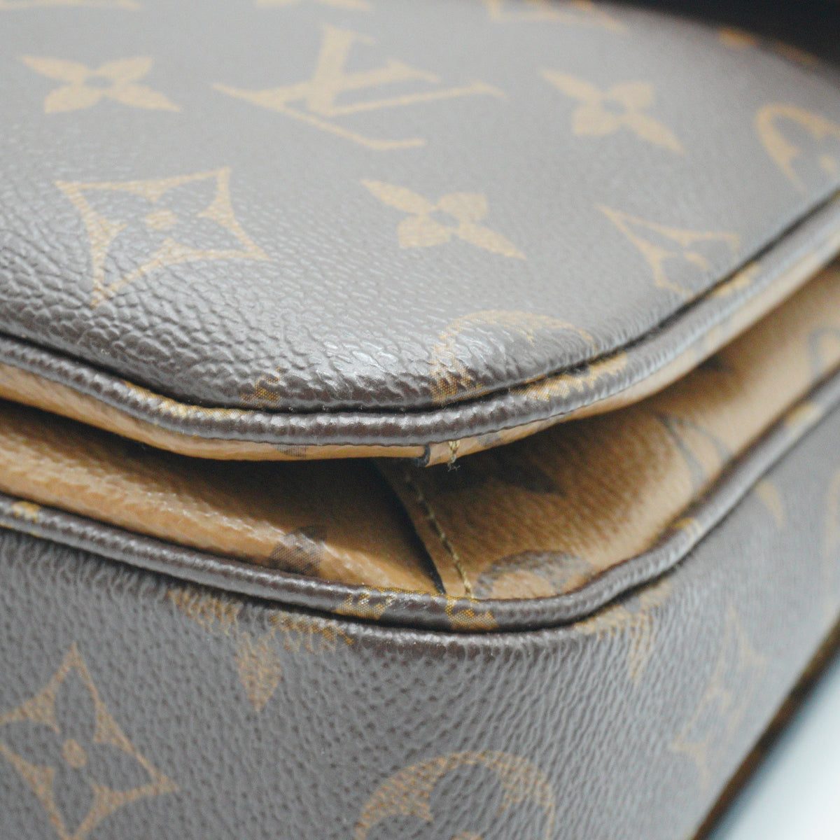 Louis Vuitton	Pochette Métis Medium monogram reverse GHW