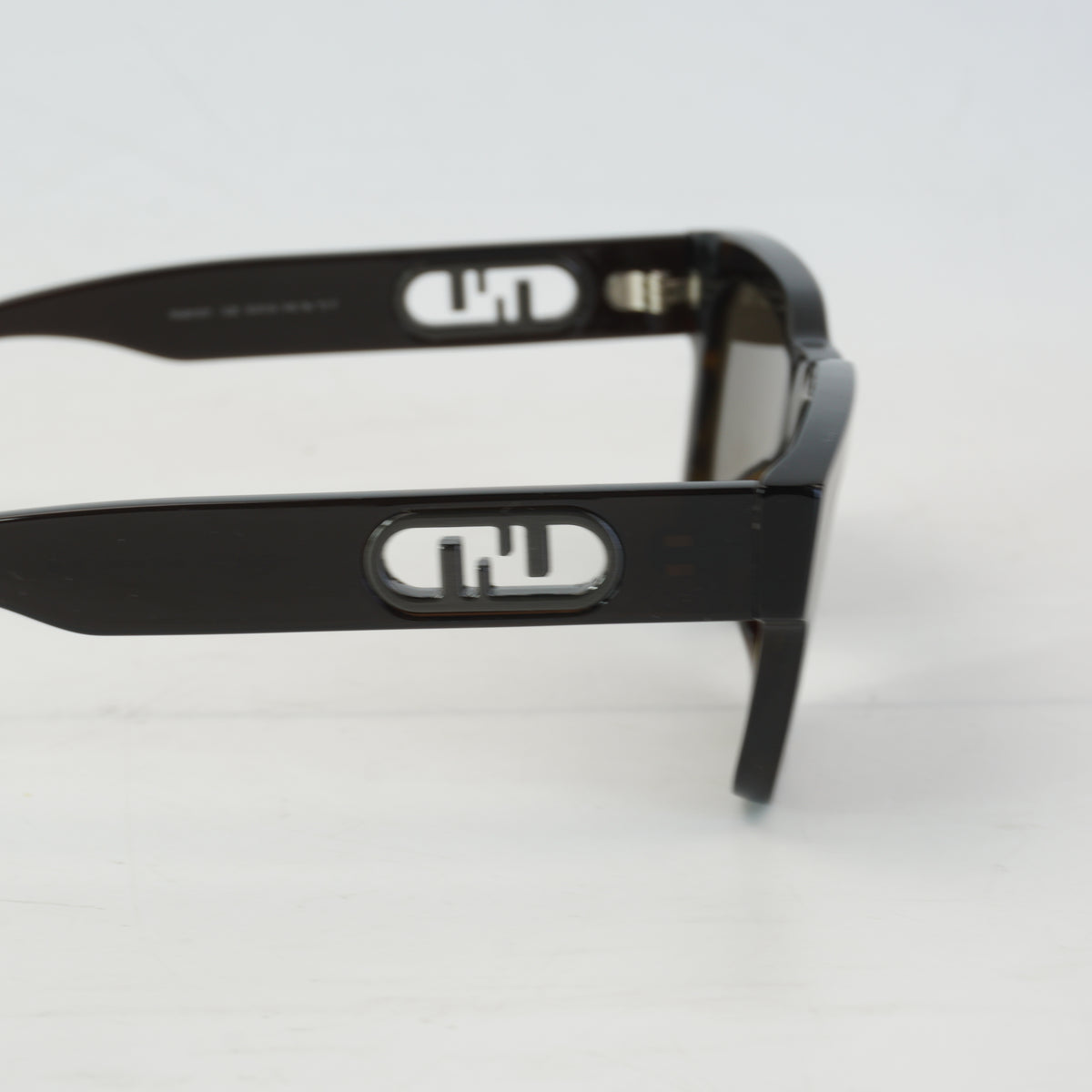 Fendi O'Lock FE401071 Sunglasses