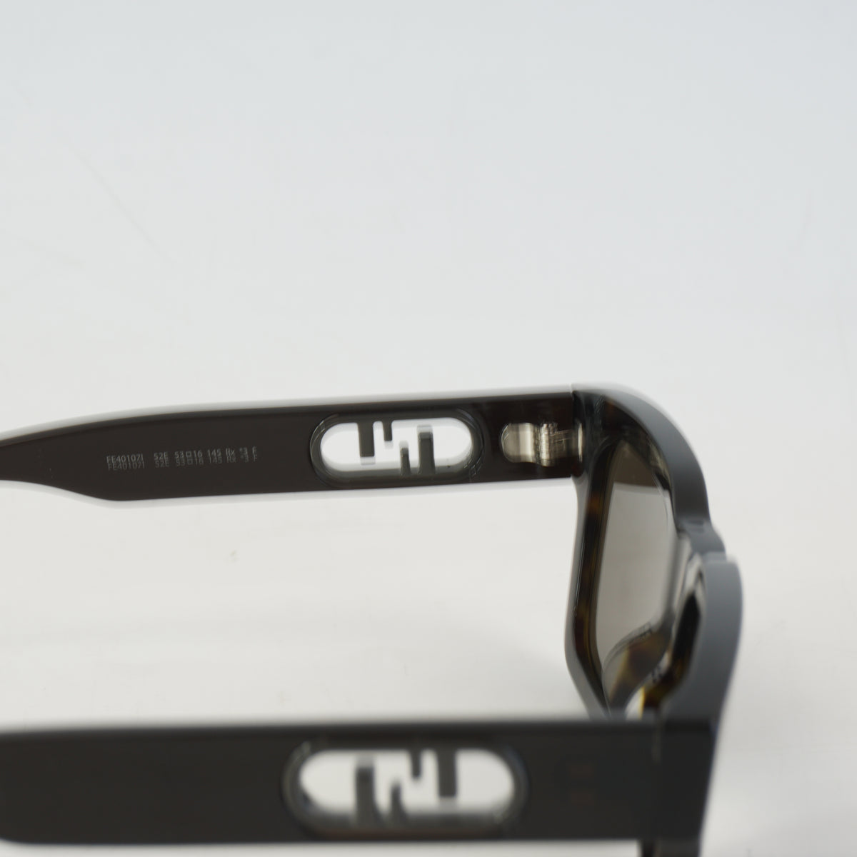 Fendi O'Lock FE401071 Sunglasses